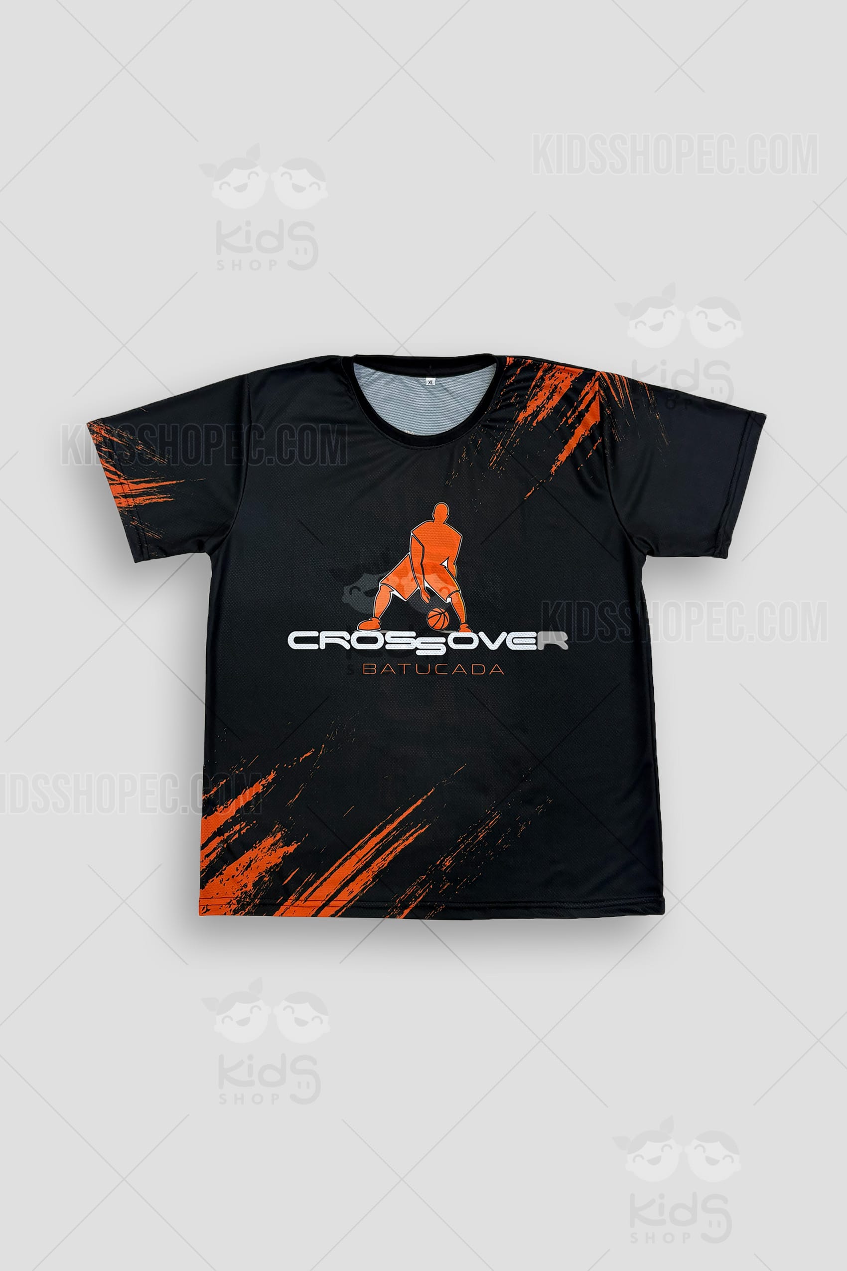 Fotografía de una camiseta técnica de baloncesto negra para equipos infantiles U-12. El frente presenta un gran logo impreso a todo color con el texto "2026 U-12 FINAL FOUR CROSSOVER QUITO". Incluye un pequeño logo impreso de "Kids Shop EC" en el pecho superior y una etiqueta tejida de marca en la manga. Se muestra sobre un fondo gris claro con marcas de agua de Kids Shop EC.