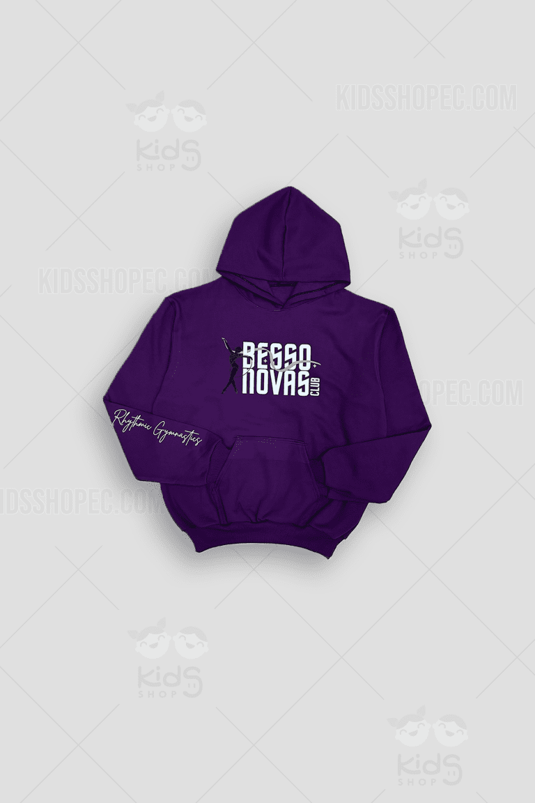 Fotografía del frente y reverso de una chompa (hoodie) deportiva color morado oscuro con capucha y bolsillo tipo canguro. En el pecho izquierdo lleva estampado en color blanco el logotipo 'BESSO NOVAS CLUB' junto a la silueta negra de una gimnasta rítmica con cinta. La manga derecha muestra el texto en cursiva blanca 'Rhythmic Gymnastics'. En la parte inferior de la espalda destaca el nombre personalizado 'JHOA' estampado en letras blancas gruesas. La prenda se muestra sobre un fondo gris claro con marcas de agua de Kids Shop EC.
