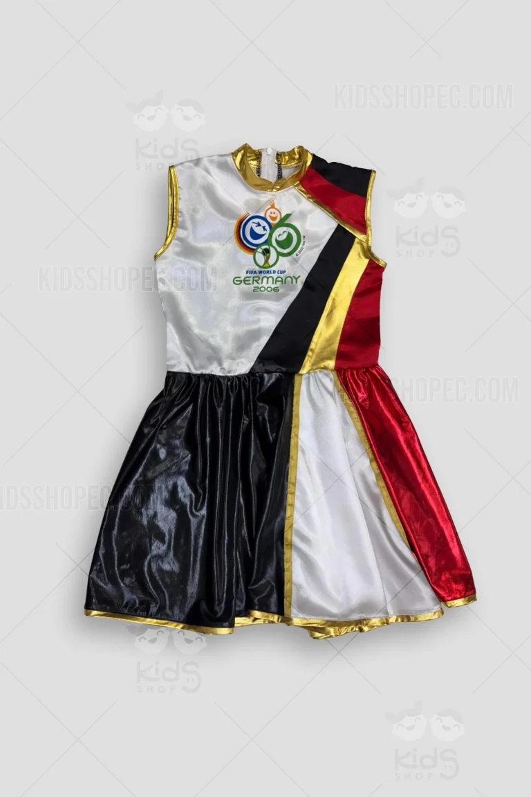 Fotografías de un traje coreográfico infantil de 5 piezas inspirado en el Mundial de Alemania 2006. Incluye un vestido sin mangas de tela brillante con paneles asimétricos en blanco, negro y rojo, y el logo de 'FIFA World Cup Germany 2006' estampado en el pecho. Además, contiene un short (pantaloneta) rojo básico con cintura elástica, un cinturón dorado con hebilla redonda oscura, un par de muñequeras y un moño para el cabello a juego con franjas en negro, rojo y dorado. Fondo gris claro con marcas de agua de Kids Shop EC.