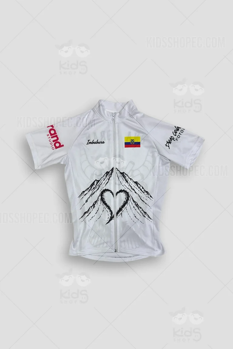 Collage de tres fotografías de una camiseta negra personalizada de la marca "mae" (visualmente asociada a Kids Shop EC / Winma Sports). La imagen frontal muestra el texto vibrante y multicolor "LA CUMBIA CON SABOR A ECUADOR" en tipografía ondulada, acompañado de un adorno de plumas y estrellas de colores (amarillo, rojo, azul, verde). La imagen trasera muestra el lema "RITMO. ENERGÍA. PASIÓN. MAE PERCUSIÓN" en el mismo estilo tipográfico colorido. Una toma de detalle resalta la calidad de impresión y el logo de la marca en el cuello.