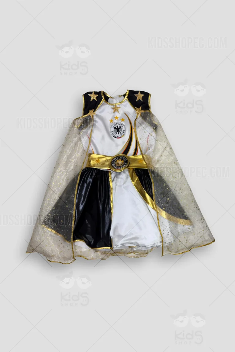 Fotografías de un traje coreográfico infantil de 4 piezas con temática de la selección de fútbol de Alemania. El conjunto principal es un vestido sin mangas que combina blanco, negro y dorado; el corpiño blanco muestra el escudo de Alemania estampado junto con estrellas doradas en relieve, y la falda tiene paneles en blanco y negro brillante. Incluye un cinturón dorado con una gran hebilla central con el escudo alemán, una capa de tul transparente con destellos dorados que se sujeta a los hombros, un pantalón corto (pantaloneta) blanco básico y un par de muñequeras negras con ribetes dorados y una estrella estampada. Fondo gris claro.