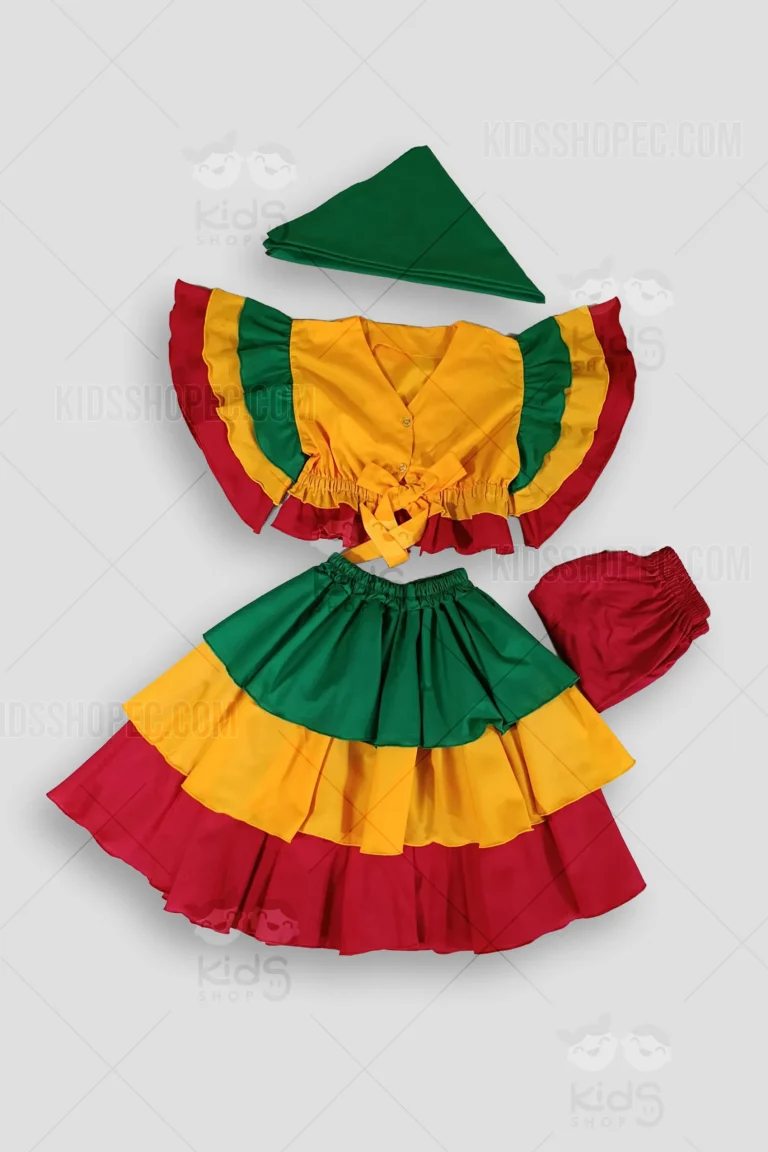 Fotografías de un traje típico de danza para niña en colores vibrantes. El conjunto incluye cuatro piezas: una blusa amarilla con cierre de botones, lazo frontal y mangas de vuelos tricolores (verde, amarillo y rojo); una falda amplia de tres capas horizontales (verde, amarilla y roja); un short rojo básico con cintura elástica; y un pañuelo coreográfico verde. Las prendas se exhiben sobre un fondo gris neutro con marcas de agua de Kids Shop EC.