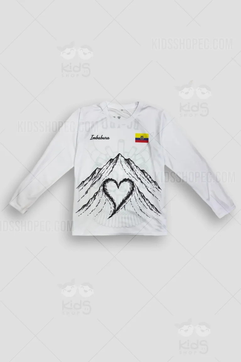 Fotografías de una camiseta deportiva de manga larga color blanco, de corte tipo ciclismo o rashguard. En la parte frontal presenta la palabra 'Imbabura', la bandera de Ecuador a color y una ilustración negra lineal de montañas con un corazón en el centro. En la parte trasera, lleva estampado el texto personalizado 'DC-IBU' sobre una ilustración detallada en negro de una máscara tradicional andina de Aya Huma. La prenda se muestra sobre un fondo gris claro con marcas de agua de Kids Shop EC.