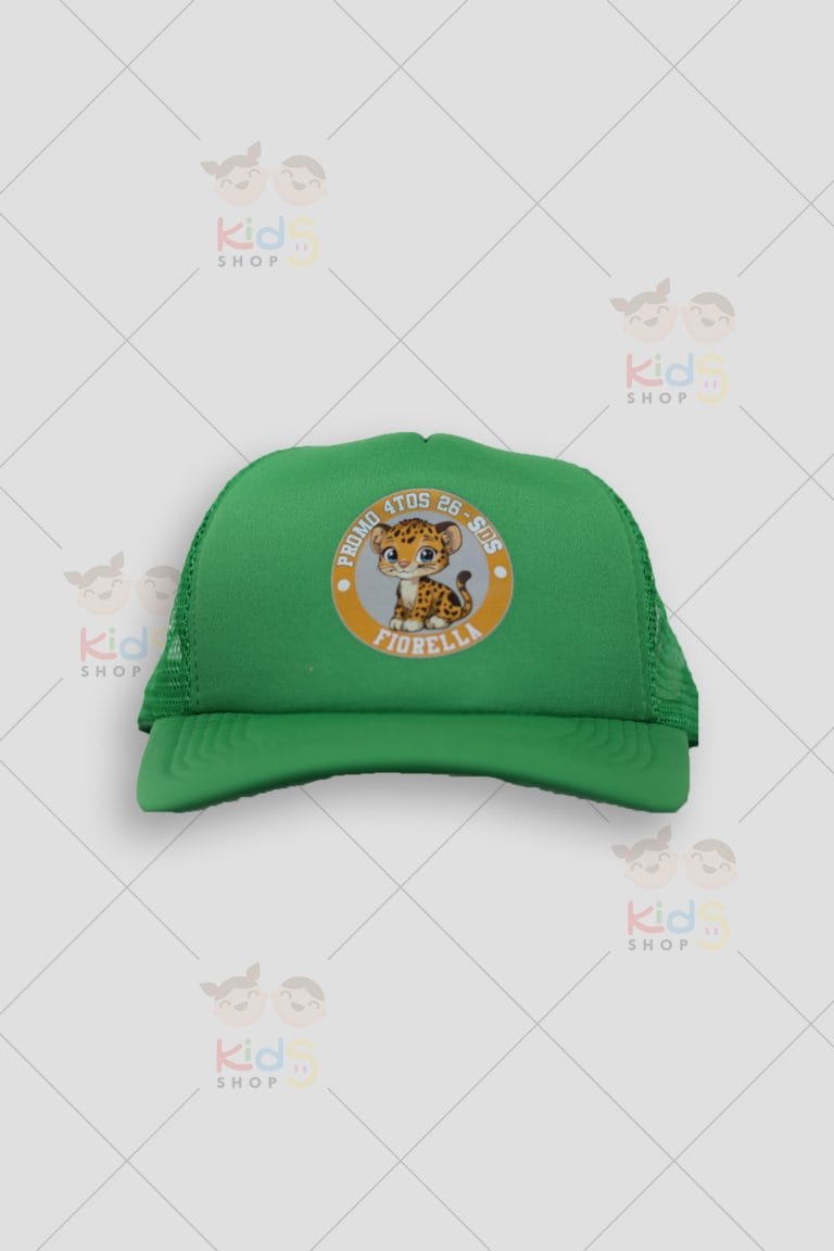 Fotografía de una gorra tipo 'trucker' (camionero) de color verde vibrante. La parte frontal es de espuma lisa y presenta un logotipo circular estampado a todo color con la imagen de un cachorro de leopardo animado y el texto 'PROMO 4TOS 26 - SDS' y el nombre 'FIORELLA'. La parte posterior de la gorra está confeccionada con malla transpirable verde. La gorra se exhibe sobre un fondo gris claro con marcas de agua de Kids Shop EC.