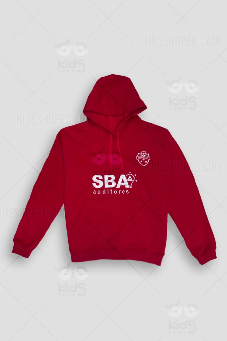 Fotografías de una chompa (hoodie) de color rojo oscuro o concho de vino con capucha, cordones ajustables y bolsillo tipo canguro frontal. En el centro del pecho lleva estampado en color blanco y con relieve el logotipo "SBA auditores", con un detalle gráfico de un foco en la letra A. En el lado superior izquierdo lleva un escudo deportivo blanco con un balón de fútbol, estrellas y el texto "DILLON 94". La prenda se exhibe sobre un fondo gris claro con marcas de agua de Kids Shop EC.