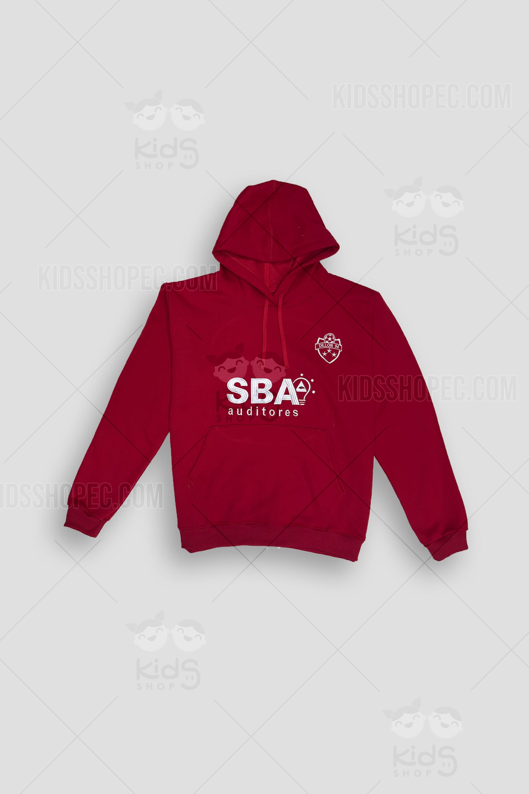 Fotografías de una chompa (hoodie) de color rojo oscuro o concho de vino con capucha, cordones ajustables y bolsillo tipo canguro frontal. En el centro del pecho lleva estampado en color blanco y con relieve el logotipo "SBA auditores", con un detalle gráfico de un foco en la letra A. En el lado superior izquierdo lleva un escudo deportivo blanco con un balón de fútbol, estrellas y el texto "DILLON 94". La prenda se exhibe sobre un fondo gris claro con marcas de agua de Kids Shop EC.