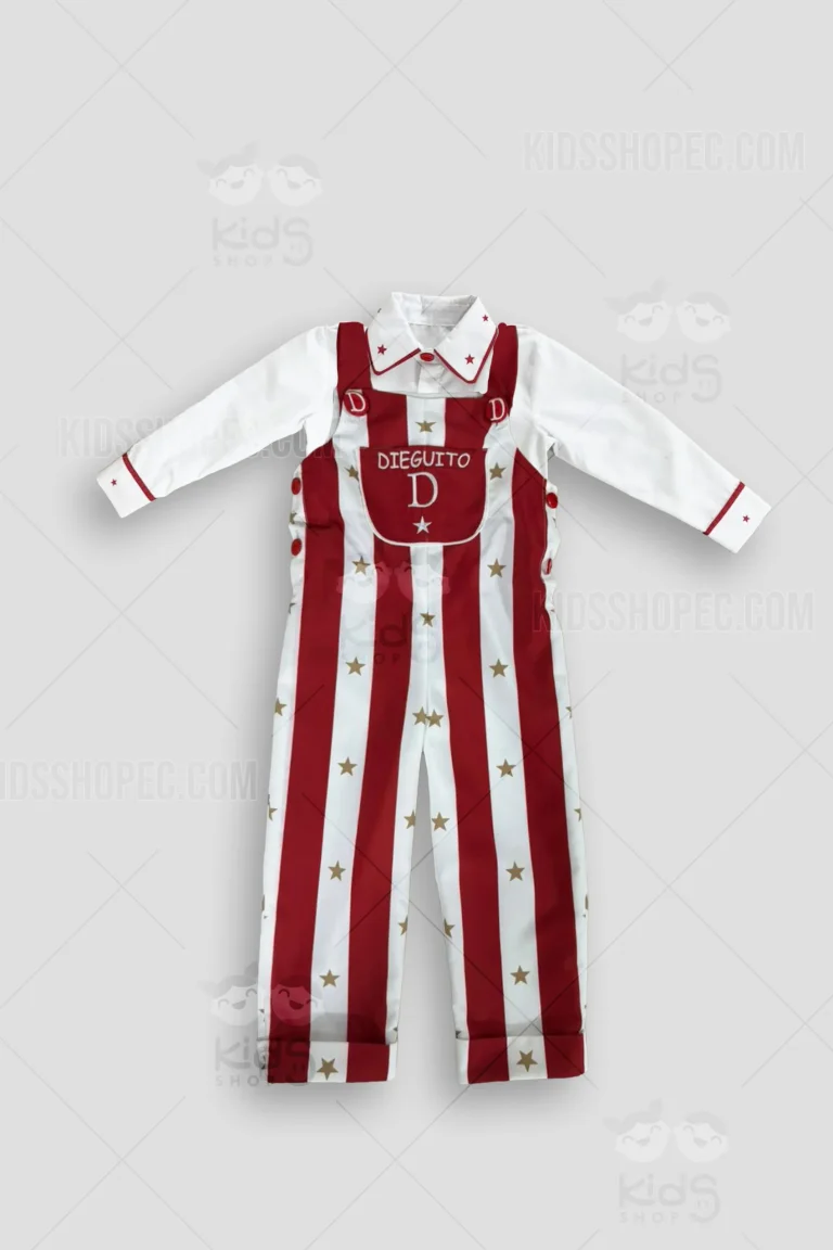 Fotografías de un traje infantil de dos piezas con temática de circo. Incluye una camisa blanca de manga larga con ribetes rojos y pequeñas estrellas rojas en el cuello y puños. Se acompaña de un overol (peto) con estampado de rayas verticales rojas y blancas, decorado con estrellas doradas. El overol tiene tirantes rojos, botones laterales y un bolsillo frontal personalizado en color rojo con el nombre "DIEGUITO D" y detalles de estrellas en blanco. Las prendas se muestran sobre un fondo gris claro con marcas de agua de Kids Shop EC.