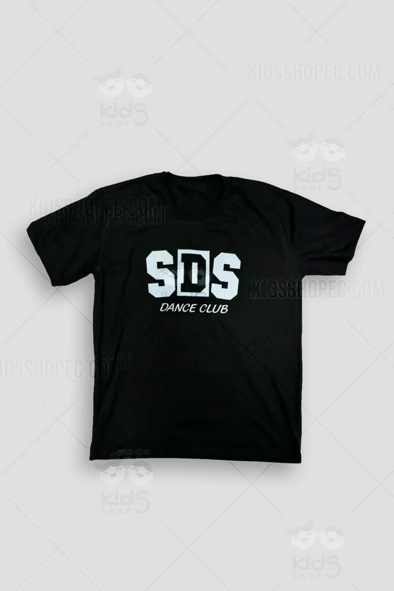 Fotografías de dos modelos de camisetas negras de manga corta con estampados personalizados. El primer modelo presenta un diseño en color naranja vibrante con un jugador de baloncesto y el texto 'CROSSOVER BATUCADA' al frente, y en la espalda dice 'MAE BATERISTA' sobre el dibujo de una batería. El segundo modelo tiene letras blancas al frente que dicen 'SDS DANCE CLUB' y en la espalda muestra la silueta de un bailarín urbano junto al texto 'PAPÁ DE SAMUEL'. Ambas prendas están sobre un fondo gris claro con marcas de agua de Kids Shop EC.