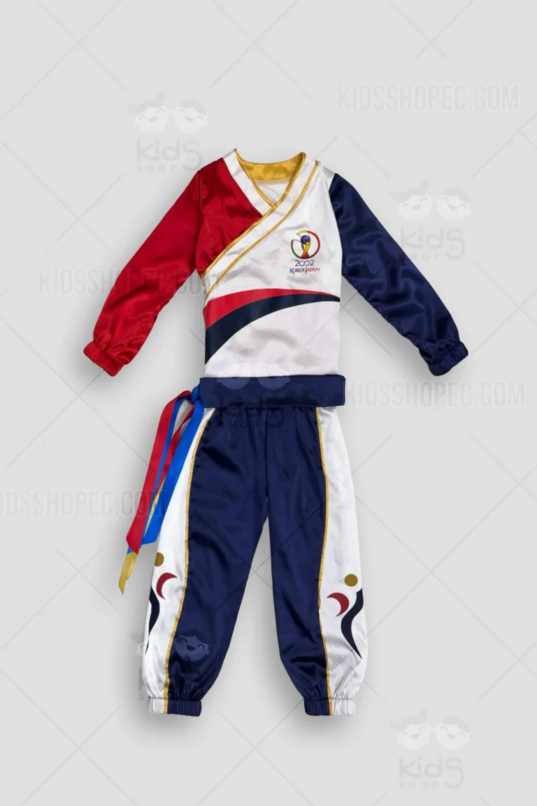 Fotografías de un traje temático de tres piezas confeccionado en tela brillante tipo satín. Incluye una camisa cruzada estilo kimono con la manga derecha roja, la manga izquierda azul oscuro, cuerpo blanco con ribetes dorados y el logo estampado del Mundial Corea-Japón 2002. El pantalón es azul oscuro con franjas laterales blancas y motivos gráficos deportivos estampados. El conjunto se complementa con una faja/cinturón azul oscuro del que cuelgan cintas rojas, azules y doradas. Fondo gris claro.
