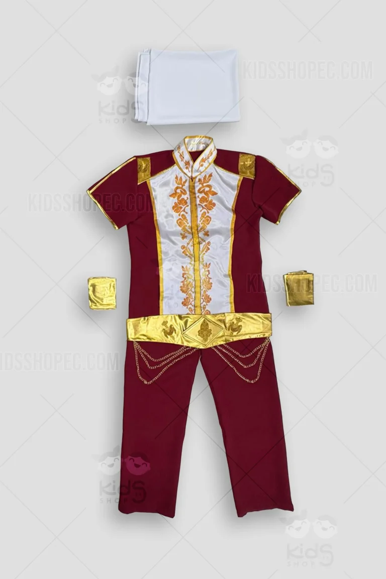 Fotografías de estudio de un traje infantil de estilo realeza o príncipe compuesto por 5 piezas. Incluye una camisa de manga corta en color vino oscuro (con panel central blanco, ribetes dorados y estampado floral dorado en el frente), un pantalón recto color vino con cintura elástica, un cinturón ancho dorado brillante (estampado con emblemas y decorado con tres pares de cadenas colgantes), un par de muñequeras doradas a juego y un pañuelo/capa corta blanca. Las prendas se muestran sobre un fondo gris claro con marcas de agua de Kids Shop EC.