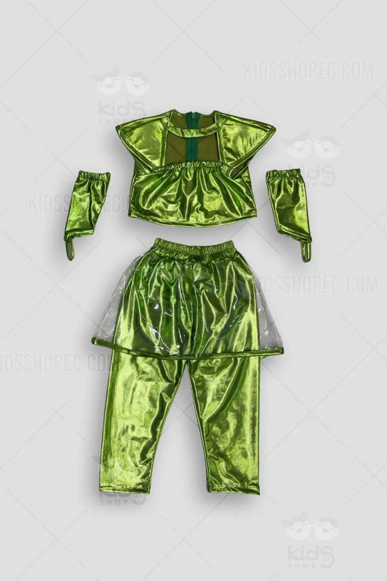 Fotografías detalladas de un disfraz infantil de marciano o alienígena de tres piezas, confeccionado en tela verde metálica brillante con acabado texturizado. El conjunto incluye un top con cierre posterior, espalda descubierta con detalle de malla y ruedo fruncido; un pantalón con cintura elástica que incorpora una moderna sobrefalda superpuesta de material transparente (estilo futurista); y un par de mangas elásticas independientes para los antebrazos con presillas para los dedos. Las prendas se muestran sobre un fondo gris claro con marcas de agua de Kids Shop EC.