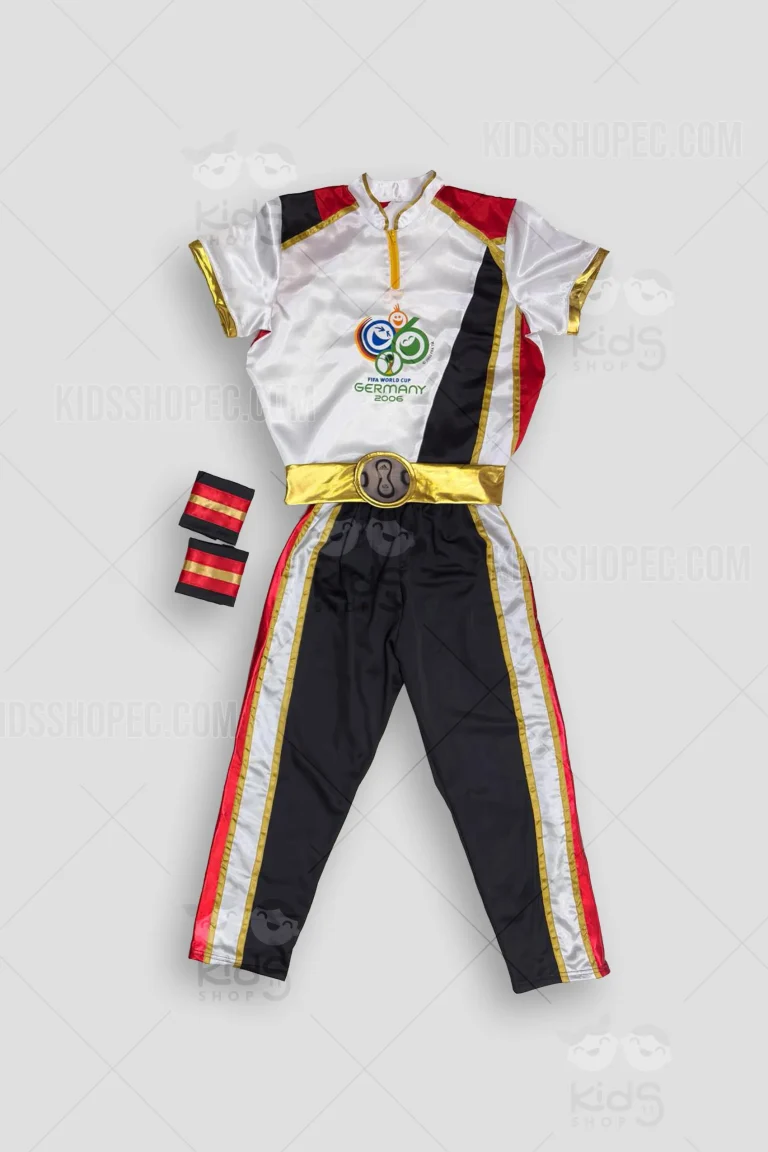 Fotografías de un traje temático infantil de cuatro piezas inspirado en el Mundial de Alemania 2006. Incluye una camisa blanca de acabado brillante con manga corta, cierre frontal amarillo, ribetes dorados, paneles en rojo y negro, y el logo estampado de 'FIFA World Cup Germany 2006'. Un pantalón negro con franjas laterales en rojo, blanco y dorado. Un cinturón dorado brillante con una hebilla central redonda, y un par de muñequeras con franjas en negro, rojo y dorado. Las prendas se muestran detalladas sobre un fondo gris claro.
