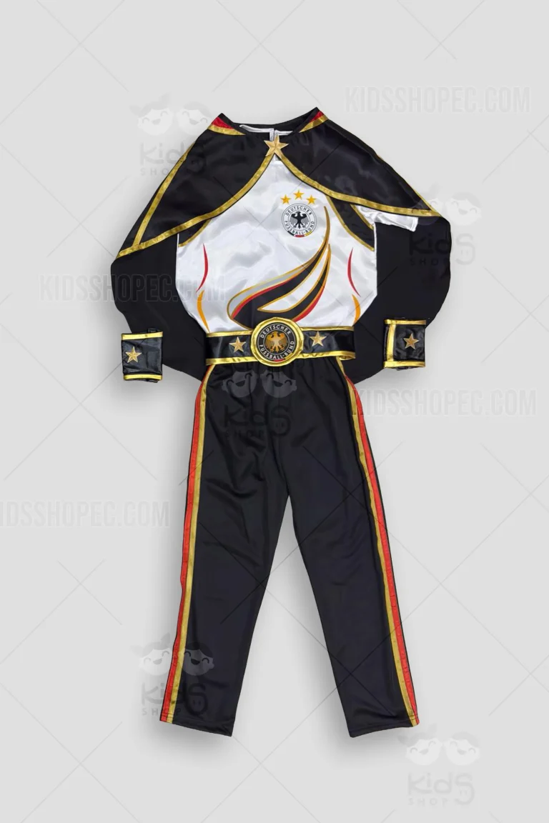 Fotografías de estudio de un disfraz de vaquero para niño compuesto por 5 piezas. Incluye una camisa de manga larga con botones en color amarillo mostaza/naranja, una chaqueta café abierta con flecos decorativos en el pecho y las mangas, un pantalón rojo con una sutil textura brillante y cintura elástica, un cinturón negro clásico con hebilla dorada y un sombrero de vaquero color café. Las prendas se muestran sobre un fondo gris claro con marcas de agua de Kids Shop EC.
