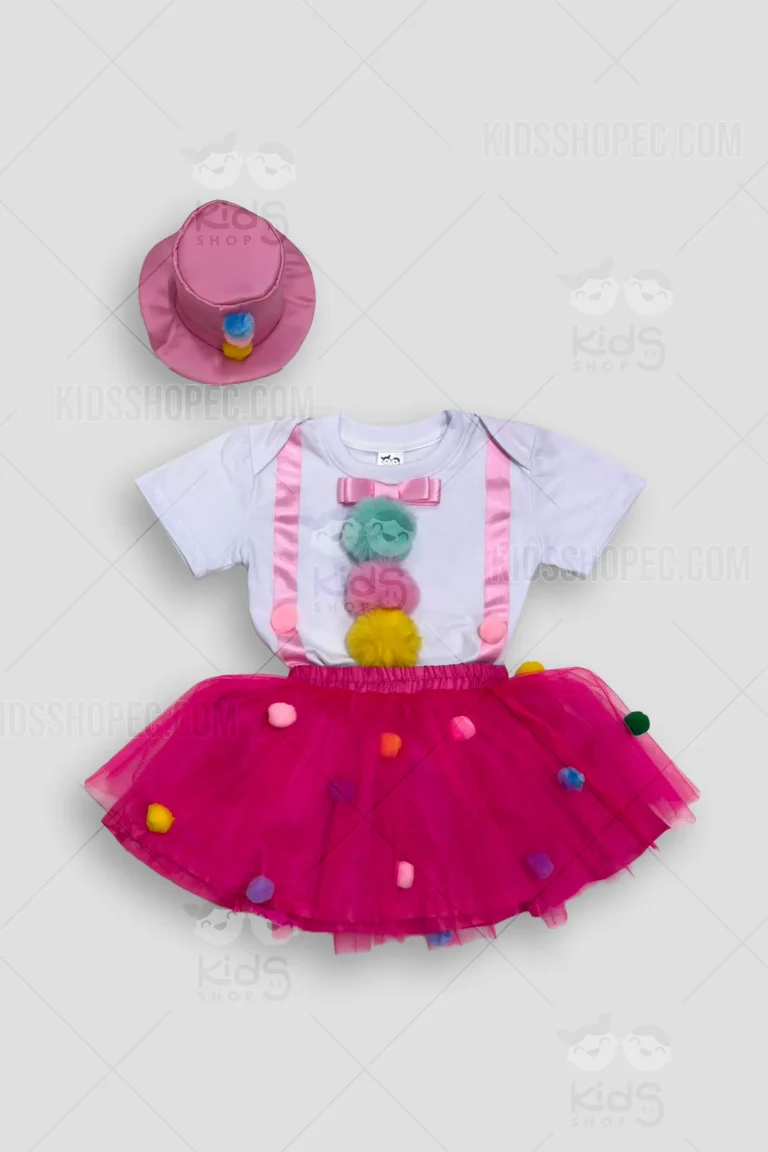 Fotografías de estudio de un disfraz infantil de payasita de 3 piezas sobre fondo gris claro. Incluye una prenda superior blanca (camiseta/body) decorada con cintas rosadas que simulan tirantes, un lazo en el cuello y tres pompones grandes y esponjosos (celeste, rosado y amarillo). Una falda tipo tutú de tul color fucsia vibrante, salpicada con pequeños pompones multicolores y cintura elástica. Un sombrero de copa rosado de tela suave con tira de sujeción y tres pompones a juego en el frente. Marcas de agua de Kids Shop EC.
