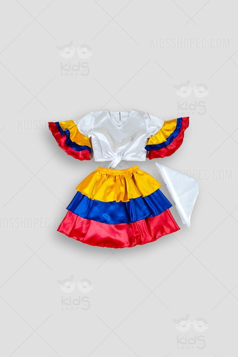 Fotografías de un traje típico de danza para niña confeccionado en tela brillante. El conjunto consta de cuatro piezas: una blusa blanca anudada a la cintura con mangas de vuelos tricolores (amarillo, azul y rojo), una falda amplia de tres capas con los mismos colores patrios, un short rojo con cintura elástica para usar debajo de la falda, y un pañuelo blanco. Las prendas se exhiben sobre un fondo gris claro con marcas de agua de Kids Shop EC.
