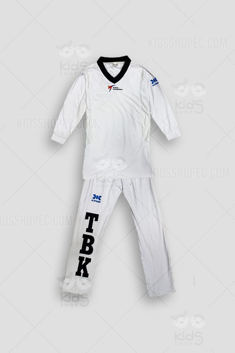 Fotografías de un uniforme completo de Taekwondo (Dobok) color blanco sobre un fondo gris claro. La casaca tiene cuello en V color negro, paneles laterales y traseros de malla transpirable, el logotipo de 'World Taekwondo' en el pecho y las letras negras 'TBK' en tamaño grande en la parte inferior de la espalda. El pantalón incluye cintura elástica con cordón, el logotipo azul de 'KPNP' y las letras 'TBK' a lo largo de la pierna derecha. Marcas de agua de Kids Shop EC.