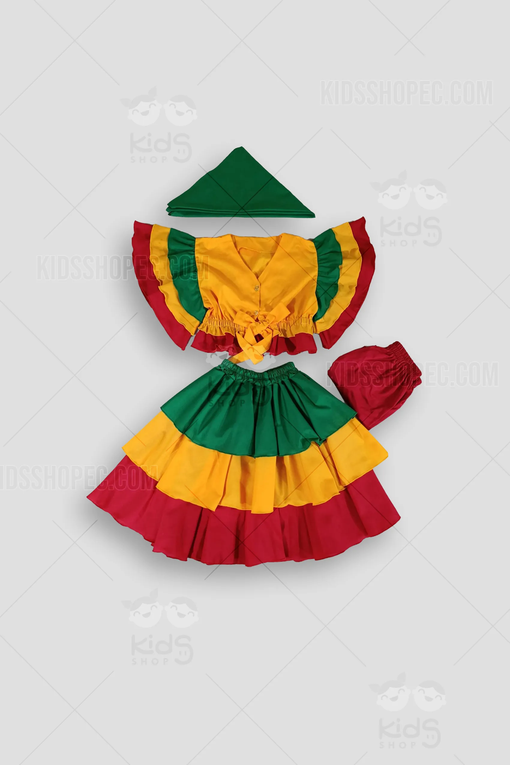 Fotografías de un traje típico de danza para niña en colores vibrantes. El conjunto incluye cuatro piezas: una blusa amarilla con cierre de botones, lazo frontal y mangas de vuelos tricolores (verde, amarillo y rojo); una falda amplia de tres capas horizontales (verde, amarilla y roja); un short rojo básico con cintura elástica; y un pañuelo coreográfico verde. Las prendas se exhiben sobre un fondo gris neutro con marcas de agua de Kids Shop EC.