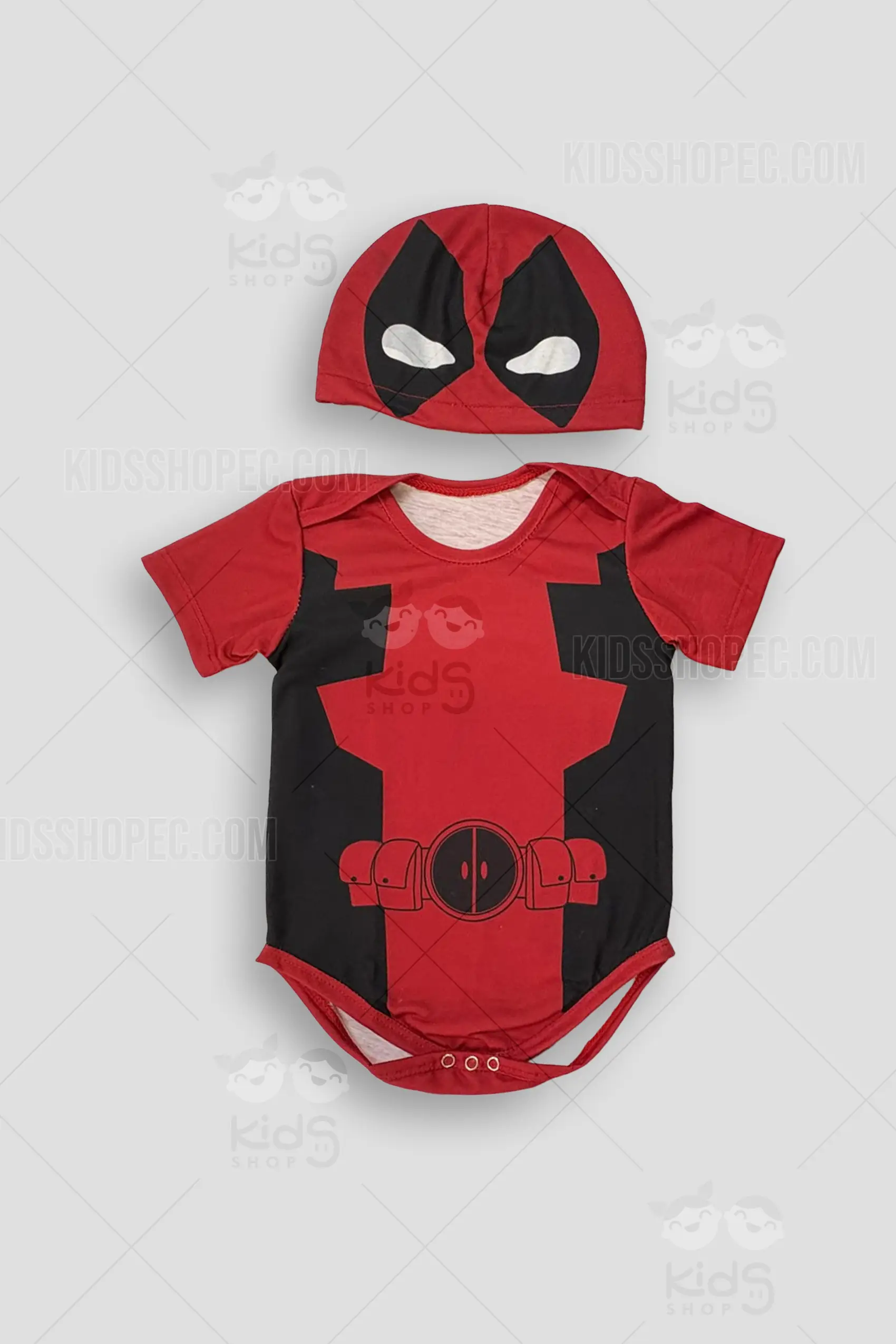 Fotografías de estudio de un conjunto infantil de 2 piezas para bebé. Incluye un body de manga corta con base roja y paneles negros en los costados, presentando un cinturón táctico con hebilla circular estampado en la cintura. Se complementa con un gorrito rojo que lleva estampados dos grandes ojos blancos con contorno negro, simulando la máscara de un popular antihéroe de cómic. Vistas frontales, traseras y detalles de primer plano de la prenda sobre un fondo gris claro.