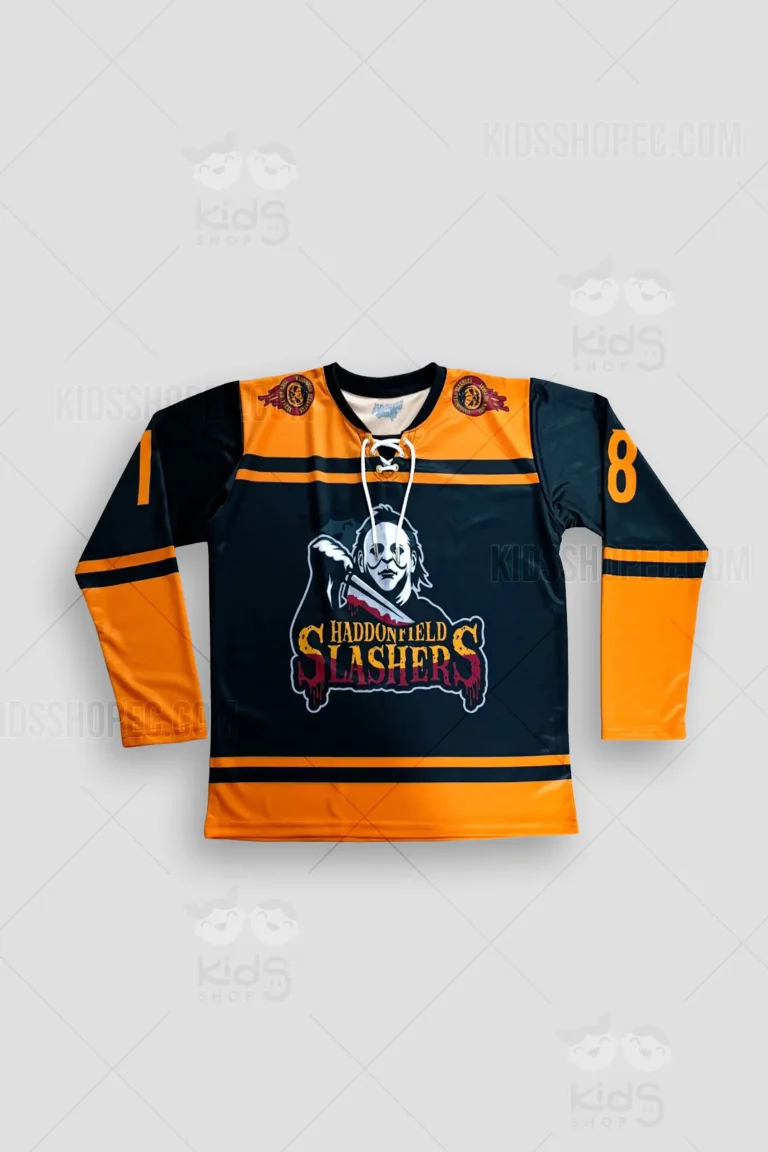 Fotografías de estudio en formato flat lay de un buzo estilo jersey de hockey de manga larga. La prenda combina bloques de color negro y naranja vibrante. En la parte frontal destaca un cuello deportivo con cordones blancos entrelazados y un estampado de Michael Myers sosteniendo un cuchillo ensangrentado, junto a la tipografía "HADDONFIELD SLASHERS". La parte trasera muestra el apellido "MYERS" y el número "78" en tamaño grande. Las mangas incluyen detalles de líneas horizontales y los números 7 y 8. Se incluyen vistas frontales, traseras y detalles de primer plano del cuello y estampados.