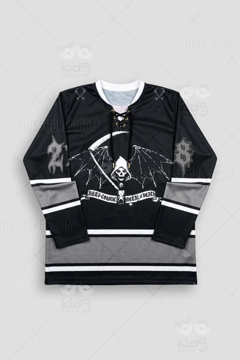 Fotografías de estudio en formato flat lay y primeros planos de un buzo estilo jersey de hockey de manga larga en color negro. Presenta un cuello con pasadores negros entrelazados en ojales dorados. En el pecho destaca una gran ilustración en color blanco de una parca con alas de murciélago sosteniendo una guadaña y un reloj de arena, sobre un pergamino con el texto "ANTI-COSMIC METAL OF DEATH". La espalda muestra el logotipo de la banda "DISSECTION" y el número "218" en gran tamaño con tipografía gótica gris y contorno blanco. Las mangas y el dobladillo inferior incluyen gruesas franjas horizontales grises y blancas.