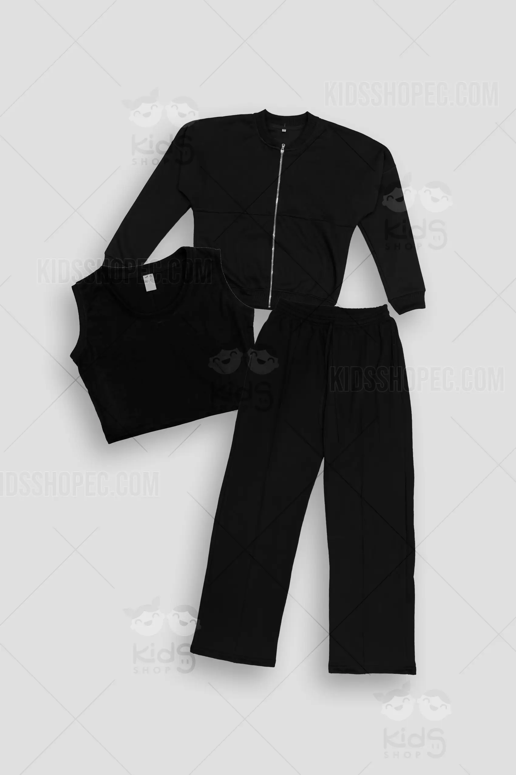 Fotografías de estudio estilo maniquí fantasma de un conjunto deportivo de tres piezas color negro sólido. Se muestra una composición que incluye un pantalón de corte ancho (wide-leg) con cintura elástica y cordón ajustable, un top corto sin mangas (crop top) de cuello redondo, y una chaqueta de manga larga con cierre frontal plateado y cuello tipo bomber. Se presentan vistas individuales de cada prenda y una toma del conjunto completo sobre un fondo gris claro, destacando un diseño minimalista y liso.