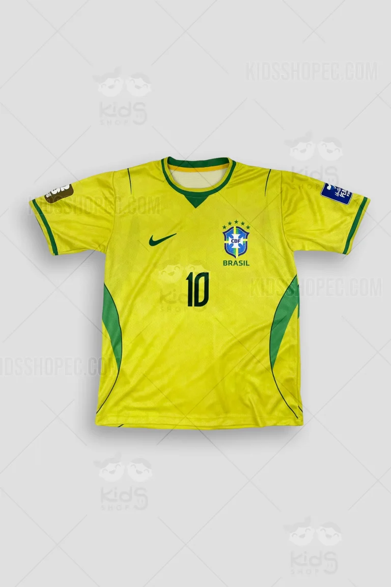 Fotografías de estudio de una camiseta de fútbol de manga corta, color amarillo vibrante con detalles anatómicos en color verde en el cuello y los costados. En la parte frontal lleva estampado el número 10, un detalle similar a un visto deportivo y un escudo azul con estrellas y la palabra 'BRASIL'. En la espalda destaca el nombre 'NEYMAR JR.' impreso sobre un número 10 grande en color verde oscuro. Las imágenes muestran vistas detalladas del frente y reverso sobre un fondo gris claro.