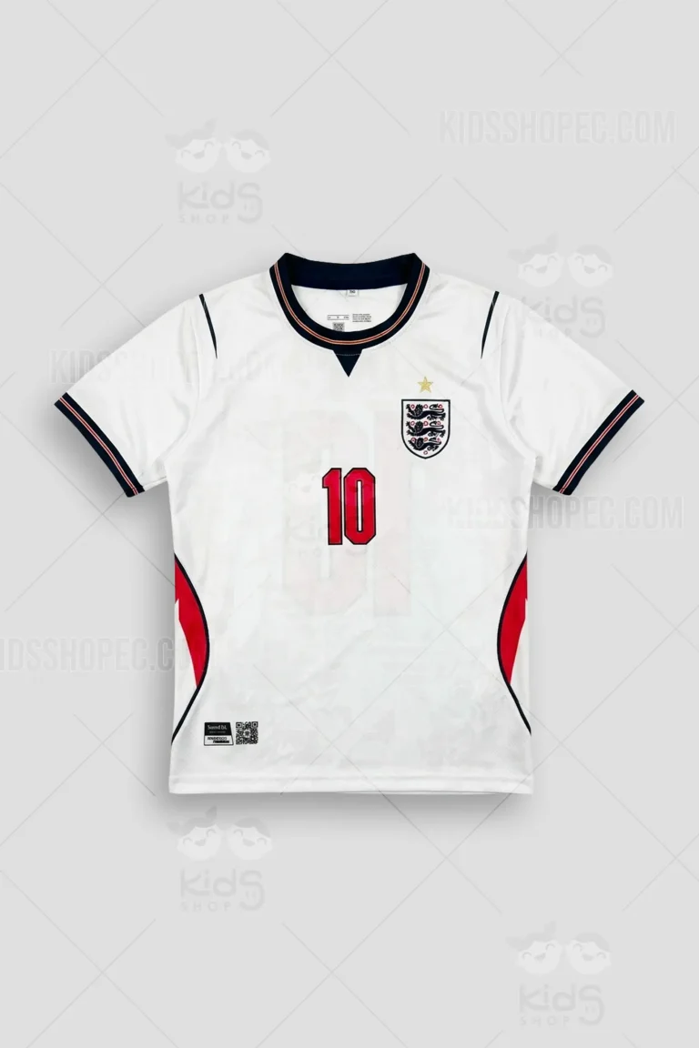 Fotografías de estudio en formato flat lay y primeros planos de una camiseta de fútbol blanca de manga corta, inspirada en la primera equipación de la selección inglesa. La parte frontal presenta un cuello en V acanalado oscuro con franjas finas rojas y blancas, un escudo deportivo con diseño de tres leones en el pecho izquierdo coronado por una estrella dorada, y el número 10 estampado en rojo en el centro. Los laterales muestran detalles de franjas curvas. La espalda exhibe el nombre "BELLINGHAM" en la parte superior y un gran dorsal "10" en color rojo con contorno negro, ideal para los seguidores del talentoso mediocampista británico.