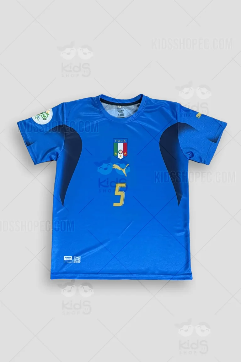 Fotografías de estudio en formato maniquí fantasma de una camiseta de fútbol de manga corta, color azul vibrante con paneles laterales curvos en azul marino oscuro. En el pecho lleva estampado un escudo tricolor con la palabra 'ITALIA' y estrellas doradas, acompañado de un logo deportivo en forma de felino y el número 5, ambos en color oro. En la espalda resalta el nombre 'CANNAVARO' sobre un gran número 5 en tipografía dorada clásica. Vistas frontales, traseras y detalles de primer plano sobre un fondo gris claro.