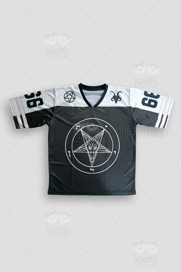 Fotografías de estudio en formato flat lay de una camiseta deportiva de manga corta tipo jersey. La parte frontal presenta un bloque de color negro en el torso con un gran estampado blanco de un pentagrama invertido que contiene la cabeza de Baphomet. La parte superior y las mangas son blancas; en los hombros lleva pequeños íconos negros (un pentagrama y la cabeza de Baphomet) y en las mangas los números 36 y 69 en tipografía deportiva con líneas rojas. La espalda, totalmente negra, destaca por un gran diseño circular rojo que contiene el Sello de Lucifer, un tridente, fuego y la inscripción "NOX AETERNUM AVE REX TENEBRARUM LUCIFER", acompañado en la parte inferior por el número "666" en rojo grande.