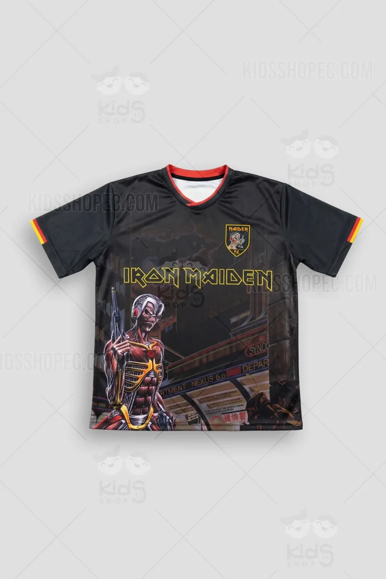 Fotografías de estudio en formato flat lay de una camiseta deportiva de manga corta en color negro con temática de la banda Iron Maiden. El diseño frontal muestra un arte sublimado de la ciudad futurista y el Eddie cyborg del álbum "Somewhere in Time", junto al logo clásico de "IRON MAIDEN" en amarillo y un escudo de equipo en el pecho izquierdo que dice "MAIDEN FC". El cuello en V y los puños de las mangas presentan detalles de líneas rojas y amarillas. La parte trasera destaca el texto "SOMEWHERE IN TIME", el número "86" en contorno amarillo brillante, y un brazo robótico sobre el paisaje cyberpunk en la zona inferior.