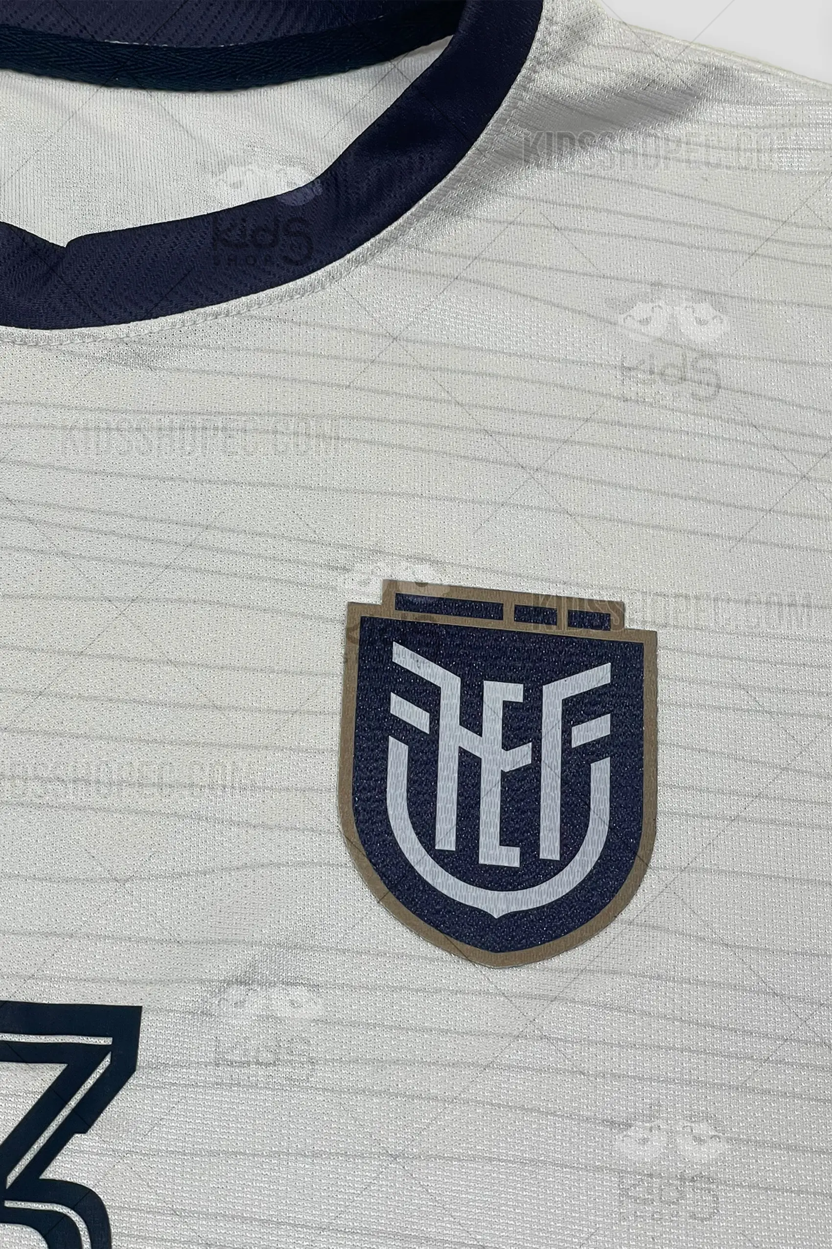 Camiseta Deportiva Blanca "Mitad del Mundo" Número 13 - Edición Goleador Histórico y Capitán - Imagen 2