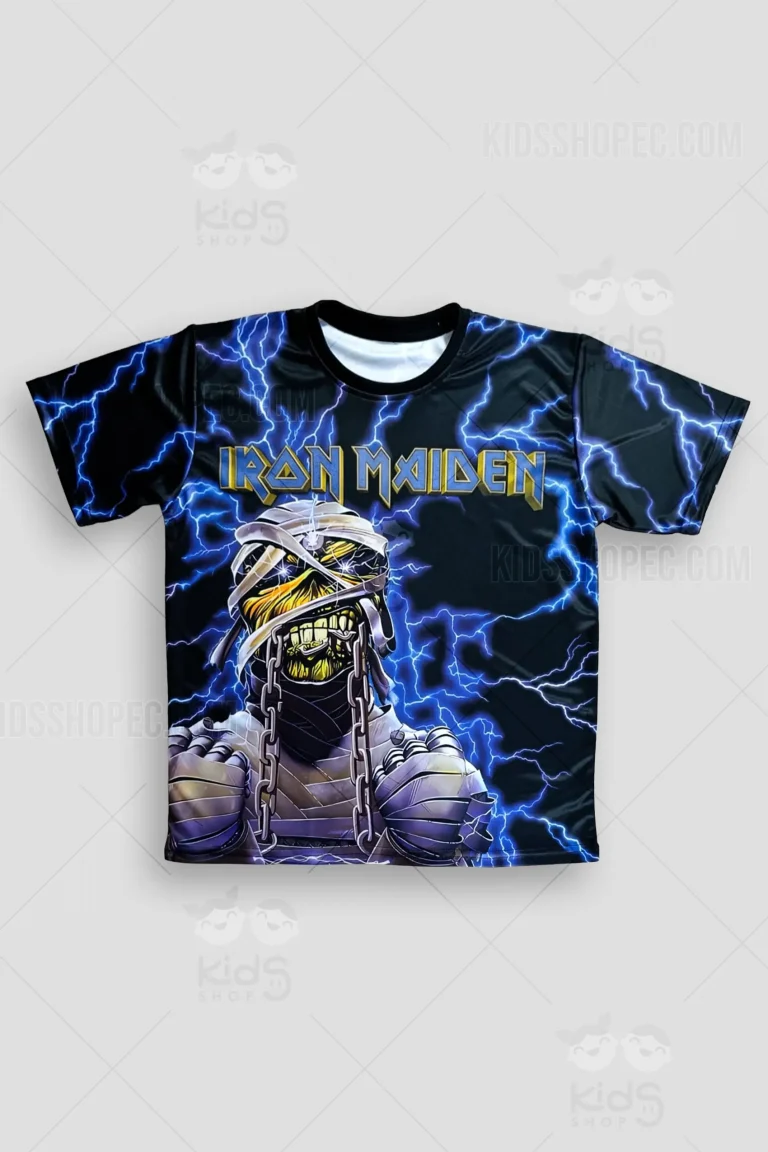 Fotografías de estudio en formato flat lay y primer plano de una camiseta de manga corta con cuello redondo negro, destacando un diseño sublimado en toda la prenda con temática de la banda Iron Maiden. La parte frontal muestra un fondo negro cubierto de intensos relámpagos azules, el logo clásico de "IRON MAIDEN" en amarillo, y a la mascota Eddie en versión momia, con vendas, ojos brillantes y cadenas cruzando sus brazos. La parte trasera presenta el logo de la banda en textura azul metálico sobre la imponente figura de Eddie como faraón egipcio, rodeado de jeroglíficos y más relámpagos azules.
