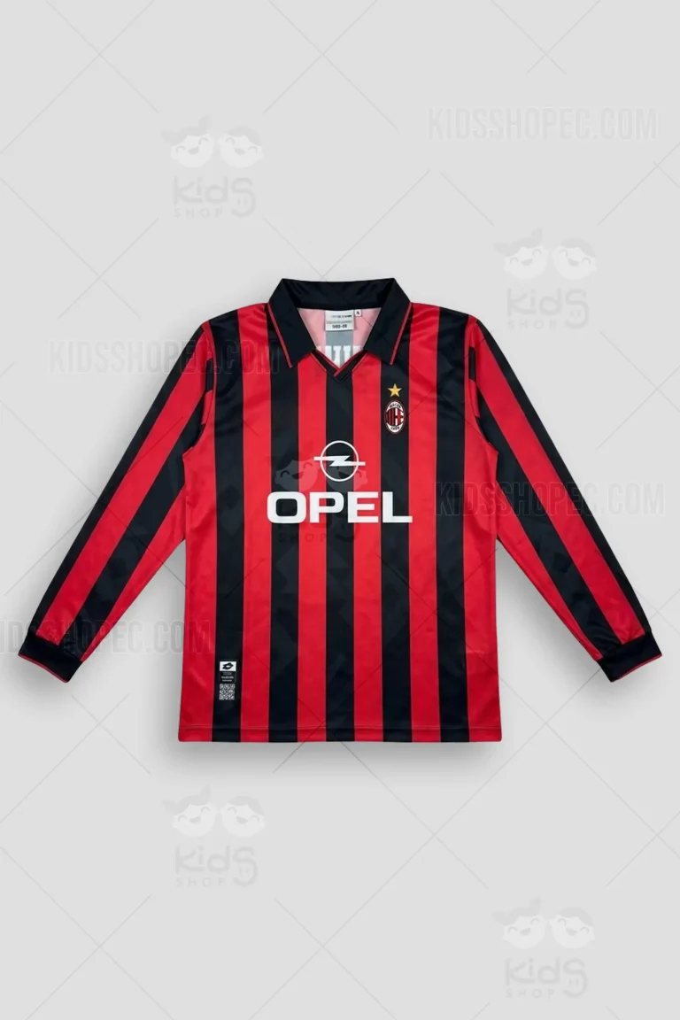 Fotografías de estudio en formato flat lay y primeros planos de una camiseta de fútbol retro de manga larga con diseño de franjas verticales rojas y negras. La parte frontal presenta un clásico cuello tipo polo en color negro, un logotipo deportivo tipo rombo en el pecho derecho, un escudo redondo con franjas rojinegras y una cruz roja sobre fondo blanco en el pecho izquierdo, coronado por una estrella dorada. En el centro destaca un antiguo logotipo de patrocinador automotriz (Opel) en color blanco. La espalda exhibe el nombre "KIKE" y un gran dorsal número "5" en color blanco con contorno negro y rojo, integrándose sobre el patrón de franjas.