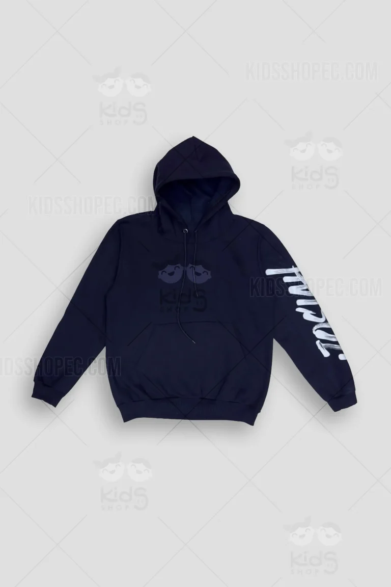 Fotografías de estudio estilo maniquí fantasma de un buzo con capucha (hoodie) de manga larga en color azul marino oscuro. En la parte frontal presenta un bolsillo tipo canguro clásico y cordones ajustables en la capucha. En la manga izquierda lleva un nombre personalizado estampado en gran tamaño con tipografía blanca de trazo de brocha. En la espalda destaca un gráfico vibrante con el trofeo de la Copa del Mundo superpuesto a las banderas de Canadá, Estados Unidos y México, acompañado de los textos "2026 WORLD CUP" y "THREE NATIONS. ONE GOAL.". Vistas frontales, traseras y detalles sobre un fondo gris claro.