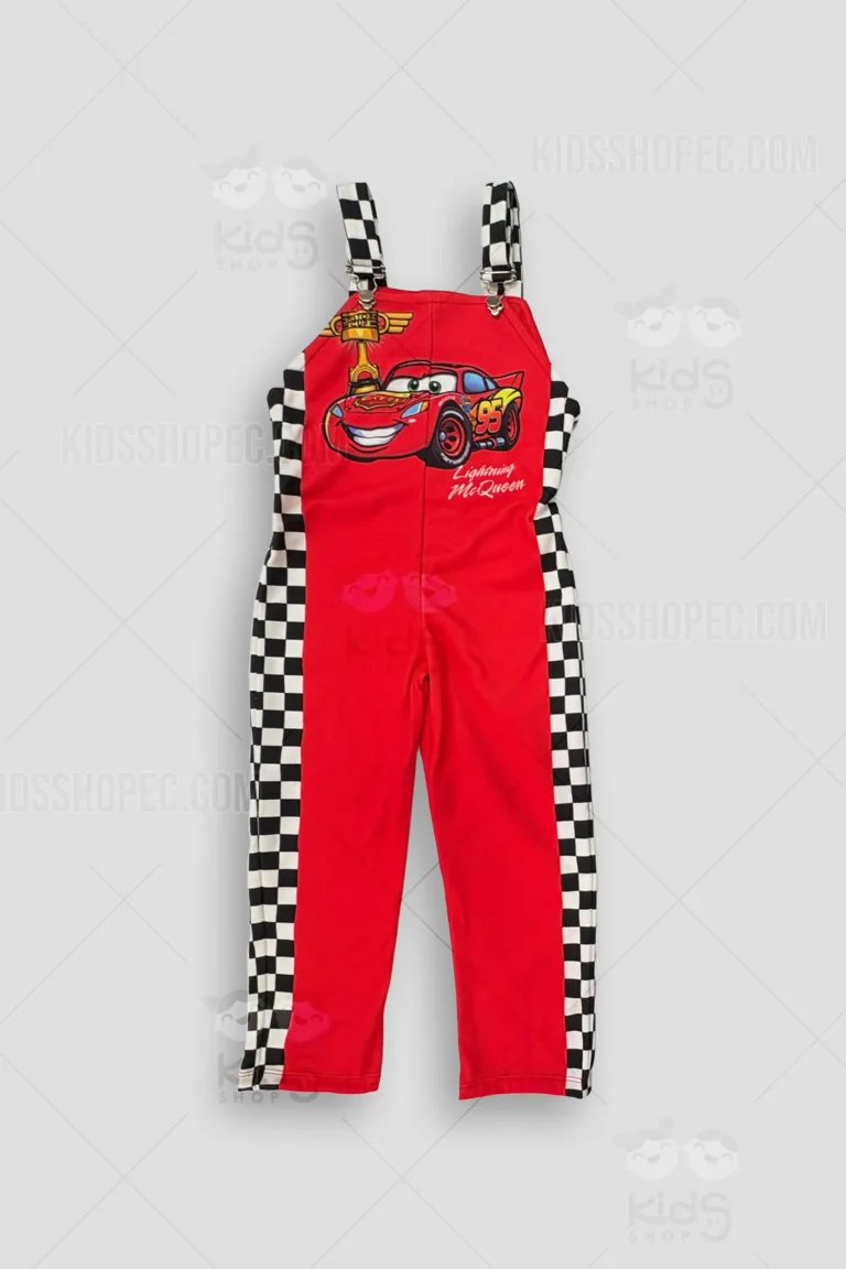 Fotografía de estudio a color, formato maniquí fantasma, de un overol infantil rojo oficial de Cars de Disney/Pixar, representando el traje de piloto de Rayo McQueen (Lightning McQueen). Presenta tirantes ajustables y franjas laterales con el patrón de cuadros de bandera de meta característico de Cars. El pecho muestra un estampado vibrante y detallado a todo color de Rayo McQueen con su número 95, un trofeo de la Copa Pistón dorada, una frase personalizada y un nombre personalizado. La parte trasera es roja lisa con cintura elástica. Incluye hebillas metálicas en los tirantes. Se muestran vistas frontales, traseras y primer plano del estampado detallado.