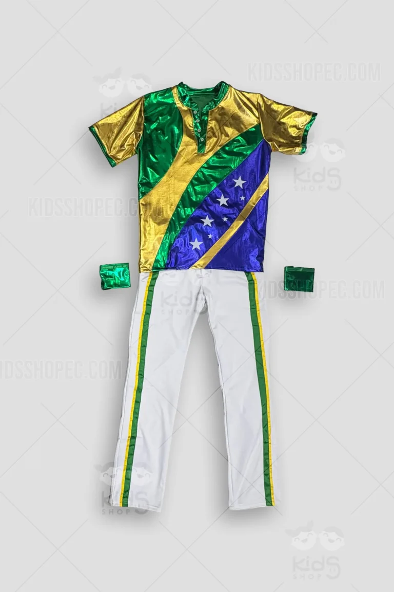 Fotografías de estudio estilo maniquí fantasma de un conjunto infantil temático de Brasil de 3 piezas. Incluye una camisa de manga corta con cuello tipo henley abotonado, confeccionada en tela metálica brillante con bloques diagonales en colores verde, dorado y azul, este último adornado con estrellas blancas. Un pantalón largo de color blanco con franjas laterales verticales en verde y amarillo. Se complementa con un par de muñequeras metálicas en color verde brillante. Vistas frontales de las prendas completas y detalles de la textura de la tela sobre un fondo gris claro.