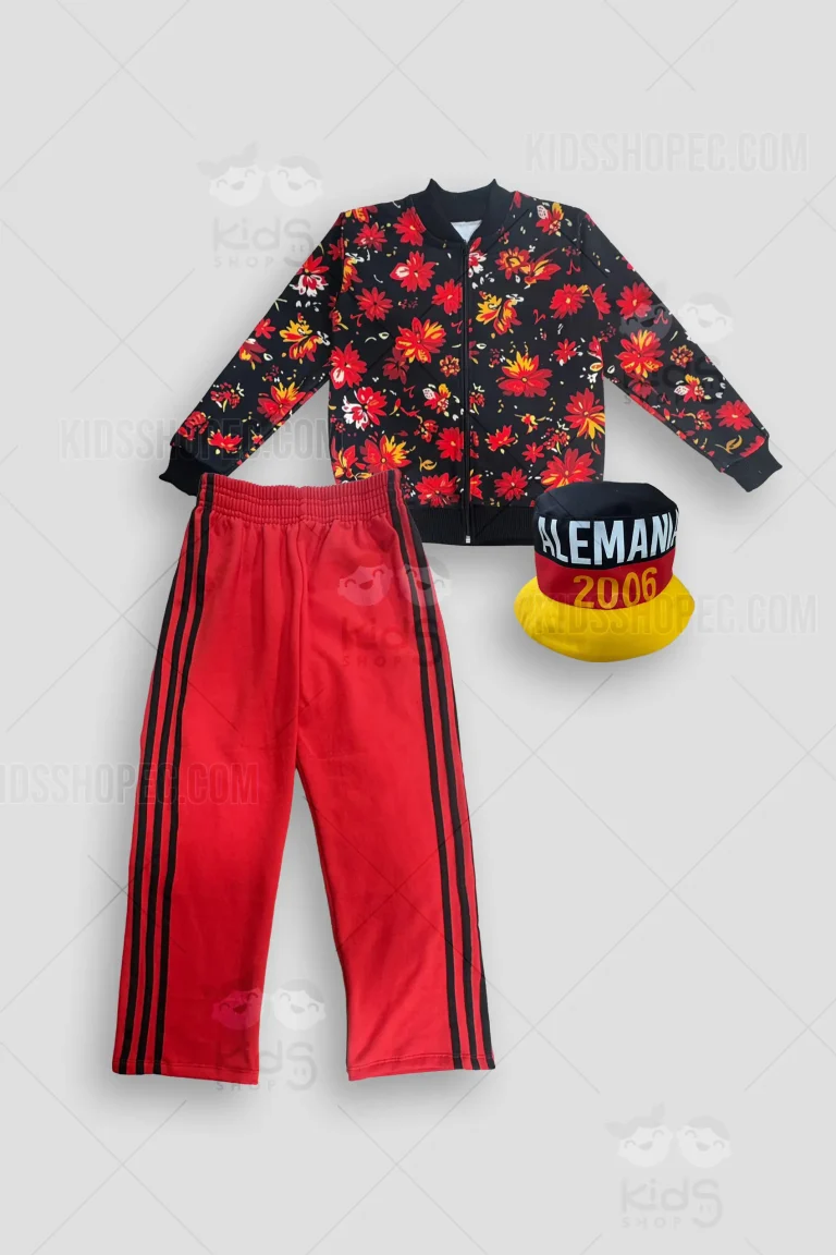 Fotografías de estudio en formato maniquí fantasma de un conjunto deportivo infantil de 3 piezas. Incluye una chaqueta de manga larga con cierre frontal, fondo negro y un vibrante estampado de flores rojas y amarillas, rematada con puños y cuello acanalados en color negro. Un pantalón deportivo rojo sólido con tres franjas negras laterales y cintura elástica. Se complementa con un gorro tipo pescador (bucket hat) tricolor (negro, rojo, amarillo) que lleva estampados los textos "ALEMANIA" en blanco y "2006" en amarillo. Vistas del conjunto completo y detalles del estampado textil sobre un fondo gris claro.