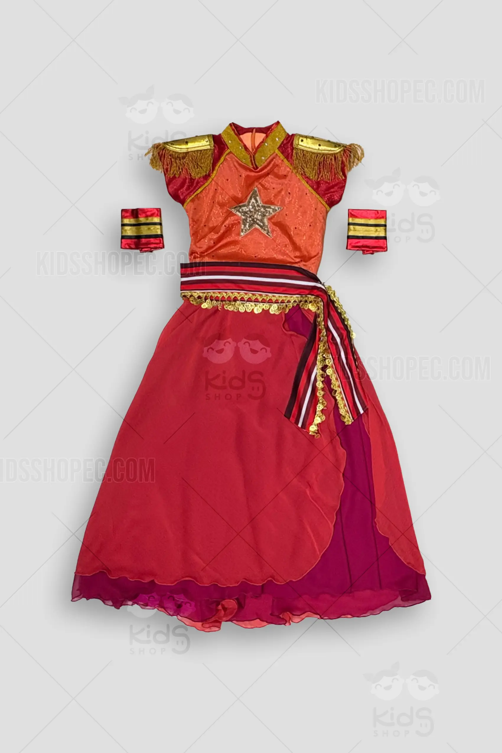 Fotografías de estudio de un traje infantil de bailarina árabe de 4 piezas en colores rojo brillante y dorado. Incluye un top de cuello alto con flecos dorados en los hombros, detalles brillantes y una gran estrella de lentejuelas en el pecho. Una falda larga y fluida de tela ligera con doble capa en tonos rojo y magenta. Se complementa con un cinturón a rayas (rojo, blanco, vino) adornado con monedas doradas en los bordes, y dos muñequeras rojas con franjas doradas y negras. Vistas frontales, traseras y detalles de las piezas sobre un fondo gris claro.