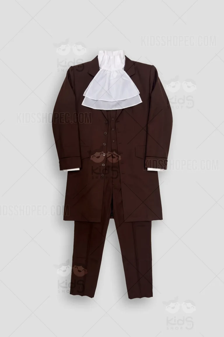 Fotografías de estudio en formato flat lay de un traje histórico masculino de estilo inglés antiguo en color marrón. El conjunto completo incluye un pantalón de vestir de corte clásico, un chaleco marrón con botonadura frontal, y una camisa blanca de manga larga que destaca por un pañuelo de cuello con volantes (estilo jabot) en color blanco. Sobre esto, lleva una casaca o levita larga de color marrón con solapas clásicas, botones frontales, bolsillos de solapa y puños anchos abotonados. Se muestran vistas del conjunto completo, el conjunto sin la casaca y primeros planos de la confección de la chaqueta.