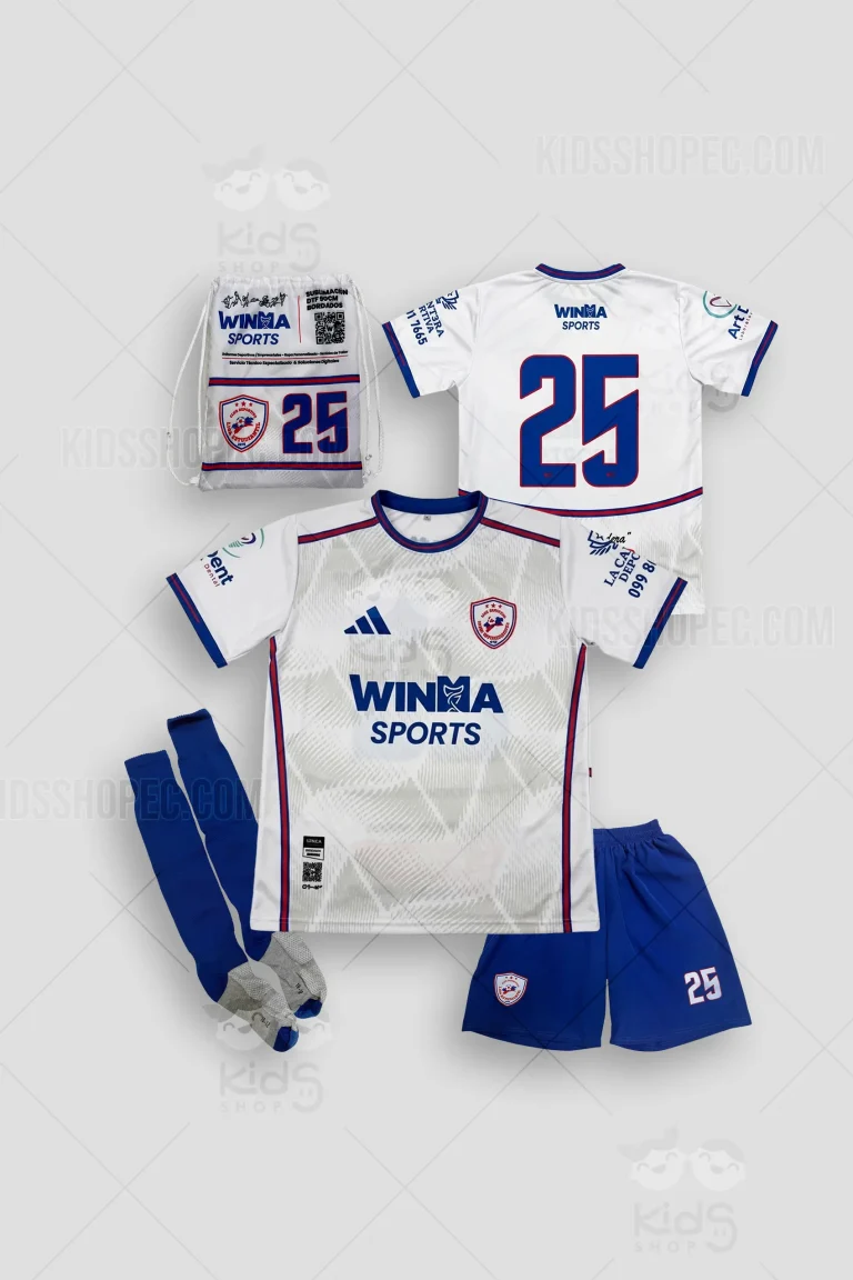 Fotografías de estudio en formato flat lay de un uniforme de fútbol completo y personalizado para el "Club Deportivo Liga Estudiantil 1975". El set incluye una camiseta blanca de manga corta con una sutil trama geométrica gris, detalles en azul y rojo en el cuello y mangas, el logotipo de Winma Sports y el dorsal 25. Se acompaña de una pantaloneta azul con elástico, logotipo del club y número 25; un par de medias deportivas altas en color azul con talón y puntera en gris; y una mochila tipo tula (drawstring bag) blanca con cordones, estampada con el mismo diseño gráfico, códigos QR y el número 25.