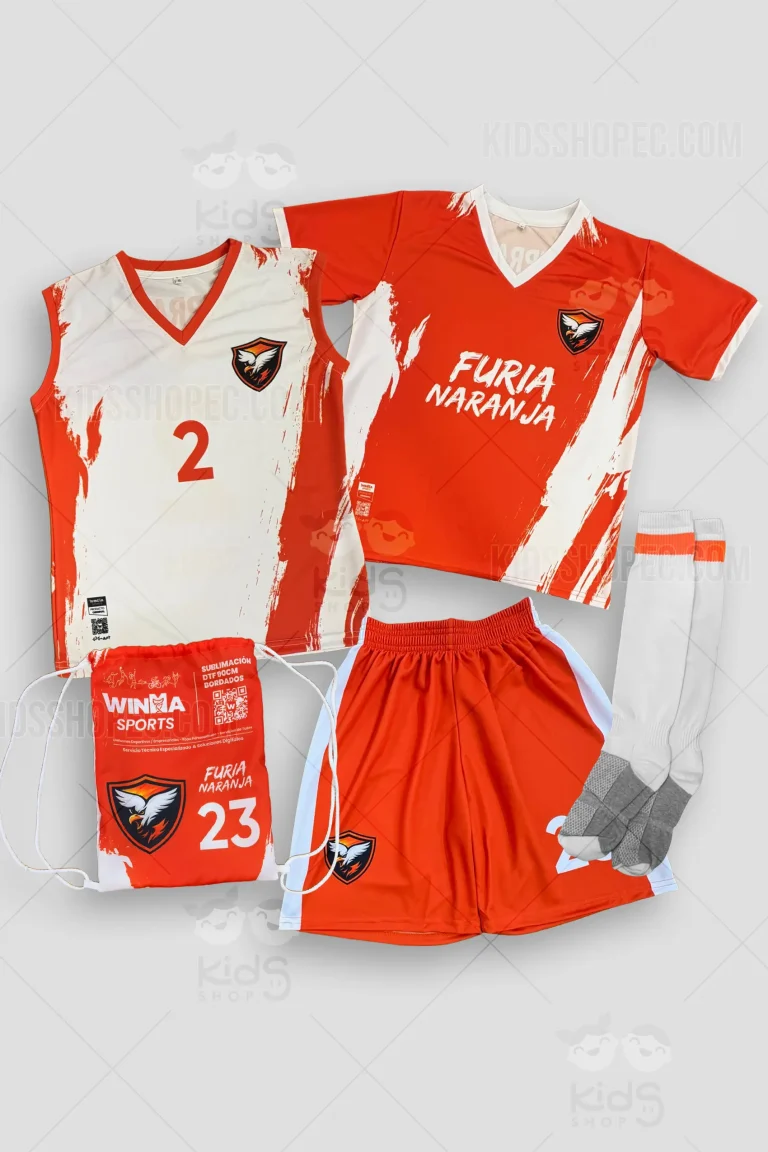 Fotografías de estudio en formato flat lay de un kit deportivo completo en colores naranja y blanco. Incluye una camiseta de manga corta cuello en V color naranja con trazos blancos estilo pincelada, y una camiseta sin mangas blanca con trazos naranjas. Ambas muestran un escudo deportivo oscuro en el pecho, acompañado de un número, una frase personalizada y, en la espalda, un nombre personalizado. Se complementa con una pantaloneta naranja con franjas blancas laterales y número, un par de medias deportivas blancas con empeine gris y borde naranja, y un bolso tipo tula a juego con el diseño del uniforme. Vistas de las prendas individuales y del conjunto sobre un fondo gris claro.