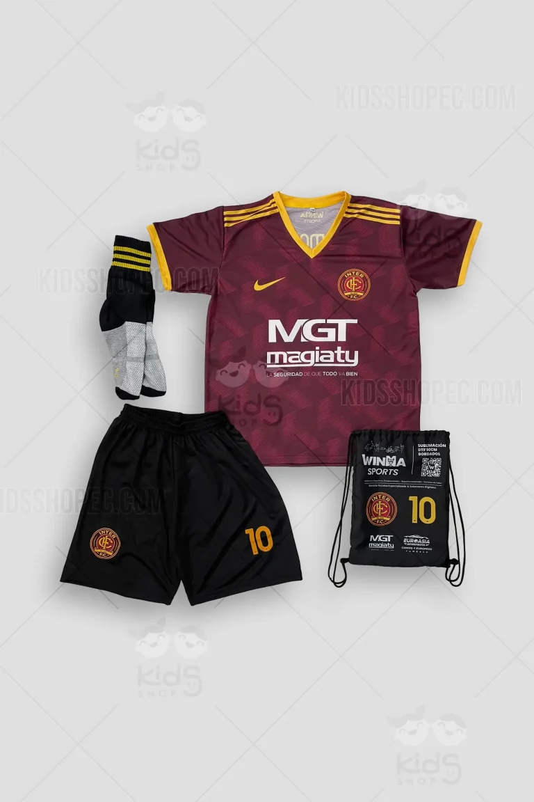 Fotografías de estudio de un conjunto de uniformes de fútbol personalizados. Se muestran varias piezas: una camiseta color vino tinto con un patrón texturizado sutil, una camiseta negra alternativa para director técnico, y un buzo amarillo de manga larga para arquero. Todas las prendas incluyen un escudo circular de estilo milanés que dice 'INTER F.C.', un logo deportivo en forma de visto, y patrocinadores en el frente y la espalda (destacando 'Euroasia Autorepuestos'). Se presenta un kit completo que incluye la camiseta vino, pantaloneta negra con el número 10, medias deportivas con franjas y un bolso tipo tula negra con cordones, que lleva impresos los logos de Winma Sports y los auspiciantes. Fondo gris claro.