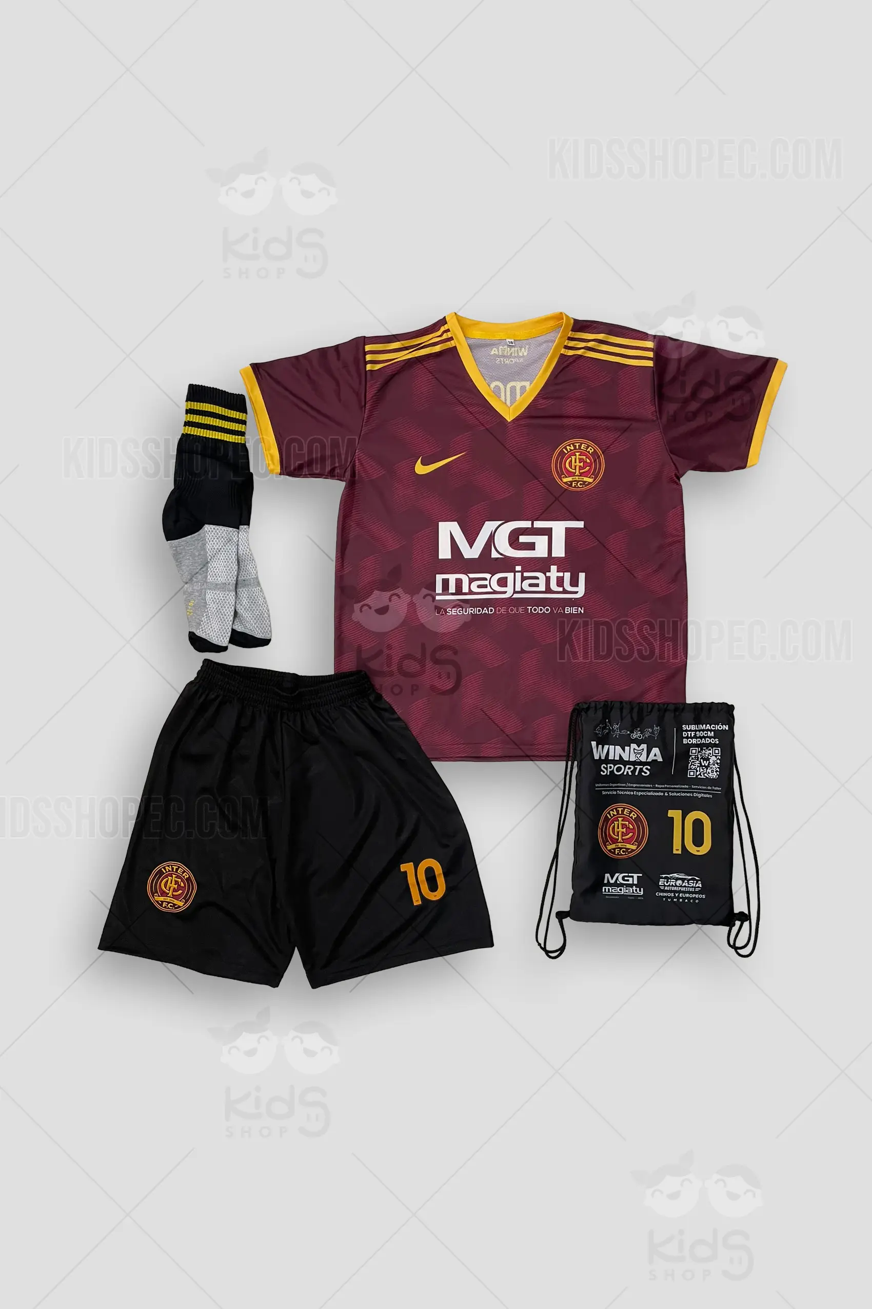 Fotografías de estudio de un conjunto de uniformes de fútbol personalizados. Se muestran varias piezas: una camiseta color vino tinto con un patrón texturizado sutil, una camiseta negra alternativa para director técnico, y un buzo amarillo de manga larga para arquero. Todas las prendas incluyen un escudo circular de estilo milanés que dice 'INTER F.C.', un logo deportivo en forma de visto, y patrocinadores en el frente y la espalda (destacando 'Euroasia Autorepuestos'). Se presenta un kit completo que incluye la camiseta vino, pantaloneta negra con el número 10, medias deportivas con franjas y un bolso tipo tula negra con cordones, que lleva impresos los logos de Winma Sports y los auspiciantes. Fondo gris claro.