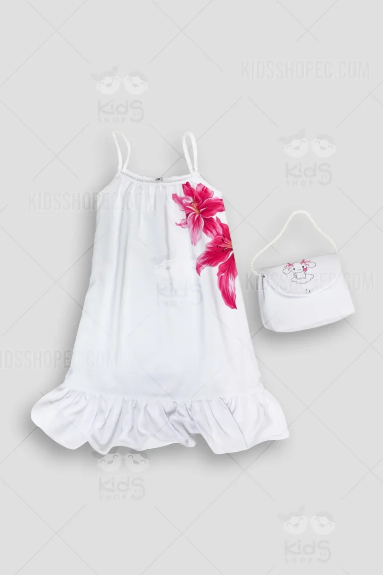 Fotografías de estudio en formato flat lay de un conjunto infantil de dos piezas sobre un fondo gris claro. Muestra un vestido blanco sin mangas, con tirantes finos y ruedo con volantes, que destaca por un gran estampado sublimado de flores tipo lirio en tonos rosa y fucsia en el costado derecho. Acompañando al vestido, se presenta un bolso blanco pequeño con cierre de broche, asa de perlas sintéticas y un estampado de un tierno personaje kawaii estilo perrito blanco sosteniendo un corazón rosado sobre una nube. Se incluyen vistas frontales, traseras y detalles de primer plano.