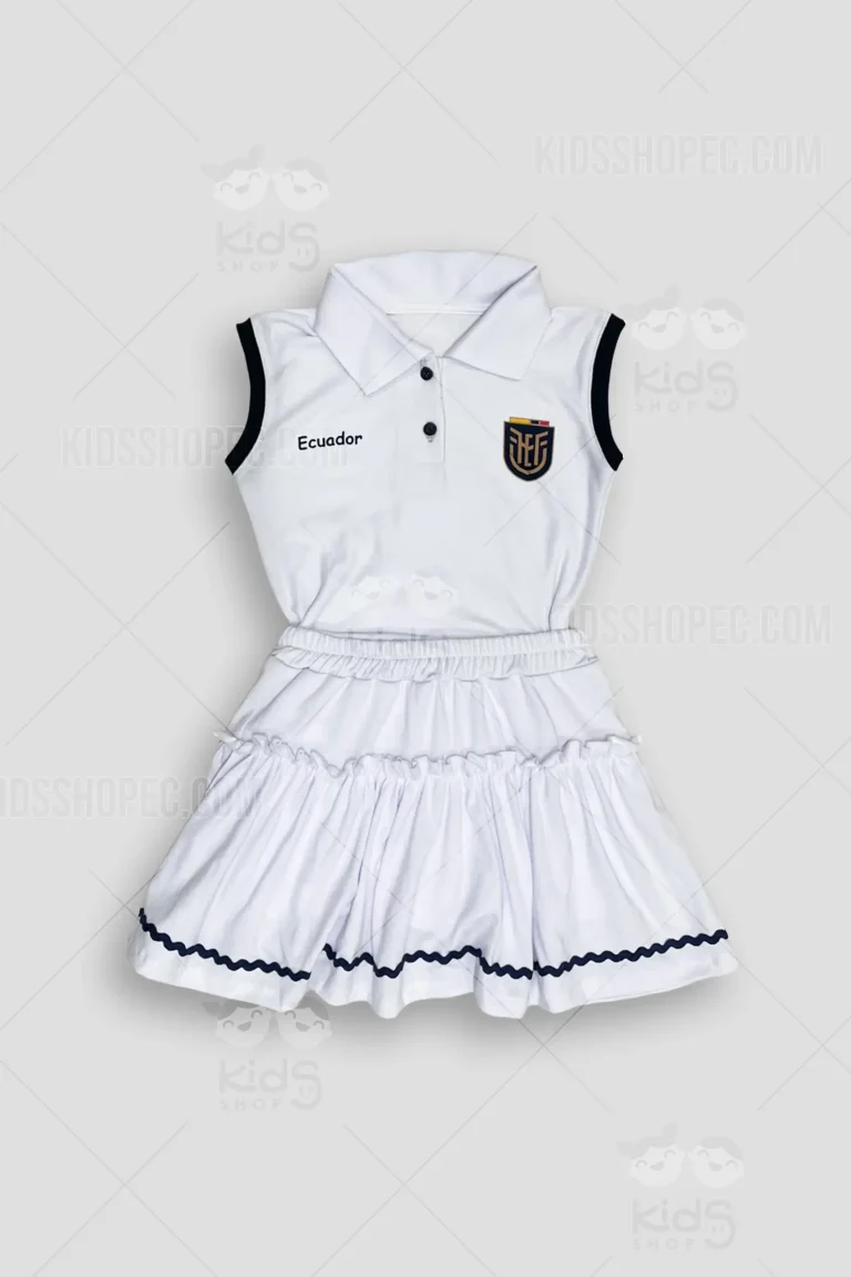 Fotografías de estudio de un conjunto deportivo infantil de dos piezas para niña en color blanco. Incluye una blusa tipo polo sin mangas con bordes azul marino, botones oscuros, la palabra 'Ecuador' y un escudo deportivo tricolor en el pecho. En la espalda lleva estampado el contorno del mapa del país y la frase 'La piel que nos une' en color oscuro. Se complementa con una falda blanca de volantes escalonados, cintura elástica y un detalle ondulado azul marino en el borde inferior. Fondo gris claro.