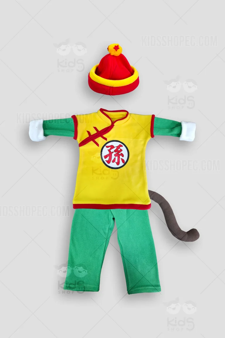 Fotografías de estudio de un disfraz infantil de Gohan de Dragon Ball Z de 5 piezas, confeccionado en tela suave tipo polar. Incluye una camisa verde de manga larga con puños blancos; un chaleco amarillo con ribetes rojos y el símbolo kanji "Son" estampado en el pecho; un pantalón verde que lleva cosida una cola de mono saiyajin café; un gorro rojo con borde amarillo rematado en la punta con la Esfera del Dragón de cuatro estrellas; y un par de botitas suaves de tela negra. Fondo gris claro.