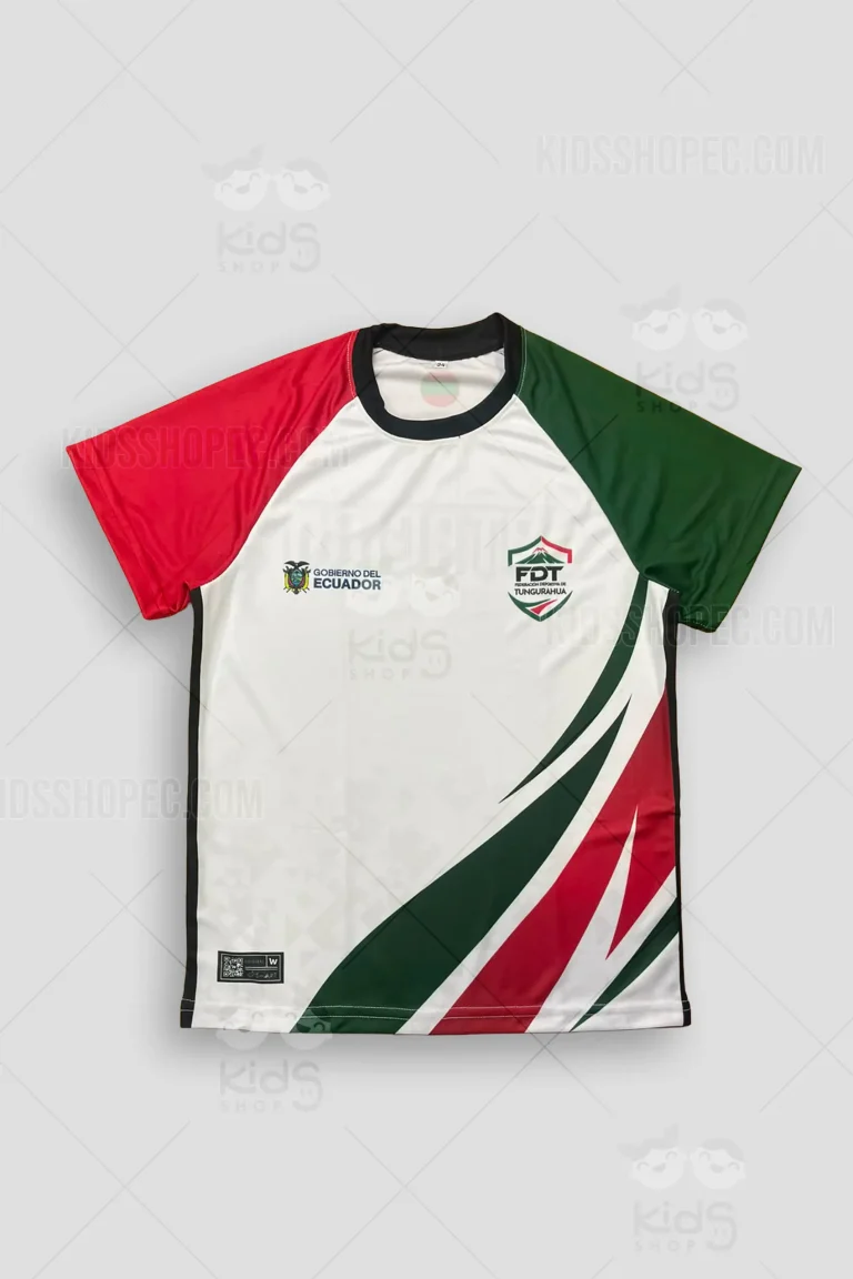 Fotografías de estudio en formato flat lay de una camiseta deportiva de manga corta con cuello redondo negro. La base es blanca con la manga derecha roja y la manga izquierda verde oscuro. En la parte frontal inferior izquierda tiene franjas diagonales dinámicas en verde y rojo. Incluye los logotipos del Gobierno del Ecuador y el escudo de la Federación Deportiva de Tungurahua. La espalda presenta la palabra "NATACIÓN" en tipografía grande, un pequeño detalle circular en la nuca, el logotipo WM Sports en la parte inferior y una sutil trama geométrica de marcas de agua.