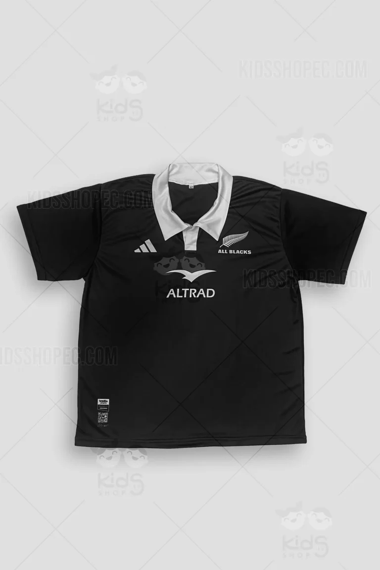 Fotografías de estudio en formato flat lay de una camiseta deportiva de rugby de manga corta. La prenda presenta un diseño clásico con base sólida en color negro profundo, contrastada por un cuello tipo polo tradicional en color blanco brillante. En la zona del pecho se exhiben impresos en color blanco: el logotipo de un ave estilizada sobre la palabra "ALTRAD" en el centro, el icónico helecho plateado con la leyenda "ALL BLACKS" en el lado izquierdo, y un logotipo deportivo geométrico en el lado derecho. La espalda es totalmente lisa en color negro.