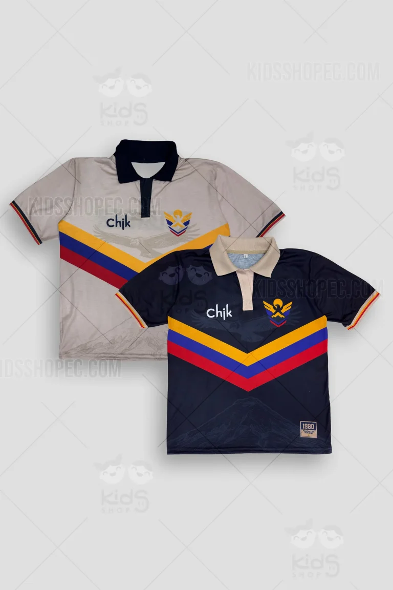 Fotografías de estudio en formato flat lay de dos camisetas deportivas estilo polo en colores azul marino y beige claro. Ambas presentan un cuello abotonado y franjas en forma de "V" en el pecho con los colores amarillo, azul y rojo. Tienen un logotipo frontal, un escudo con un águila, y marcas de agua de un cóndor y una montaña. La espalda muestra la palabra "ECUADOR" sobre una franja dorada con una estrella, y múltiples paneles verticales con ilustraciones de la cultura, arquitectura, flora y fauna ecuatoriana.