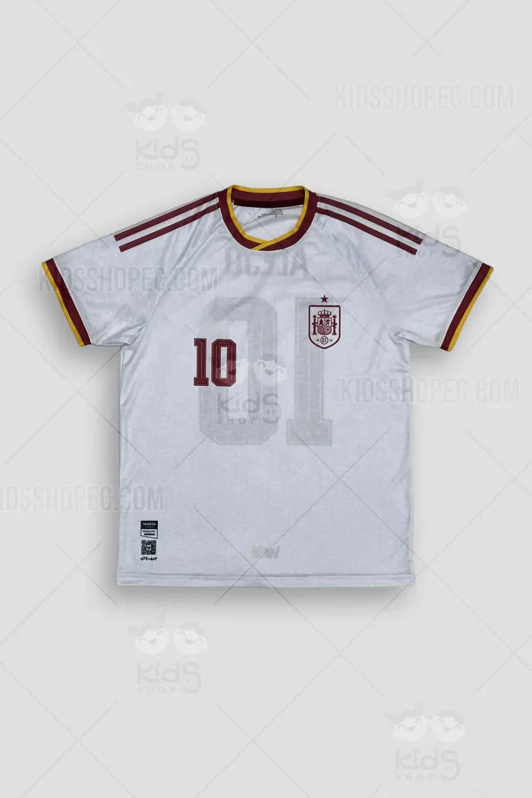 Fotografías de estudio en formato flat lay de una camiseta deportiva de manga corta, inspirada en la segunda equipación de la selección de España. La prenda presenta un color base blanco hielo con un sutil patrón de ondas texturizadas en toda la tela. El cuello redondo y los bordes de las mangas exhiben detalles en color rojo oscuro y amarillo. En el pecho izquierdo destaca el escudo nacional en tono rojo oscuro, mientras que en el lado derecho se observa un pequeño número 10 sobre una marca de agua de gran tamaño del mismo número. En la espalda se lee el nombre "ALEJO" sobre el dorsal "10" en color rojo oscuro.